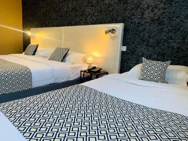 Deluxe Triple Room in Grand Hôtel de Nîmes 4 étoiles Deluxe Triple Room in Grand Hôtel de Nîmes 4 étoiles