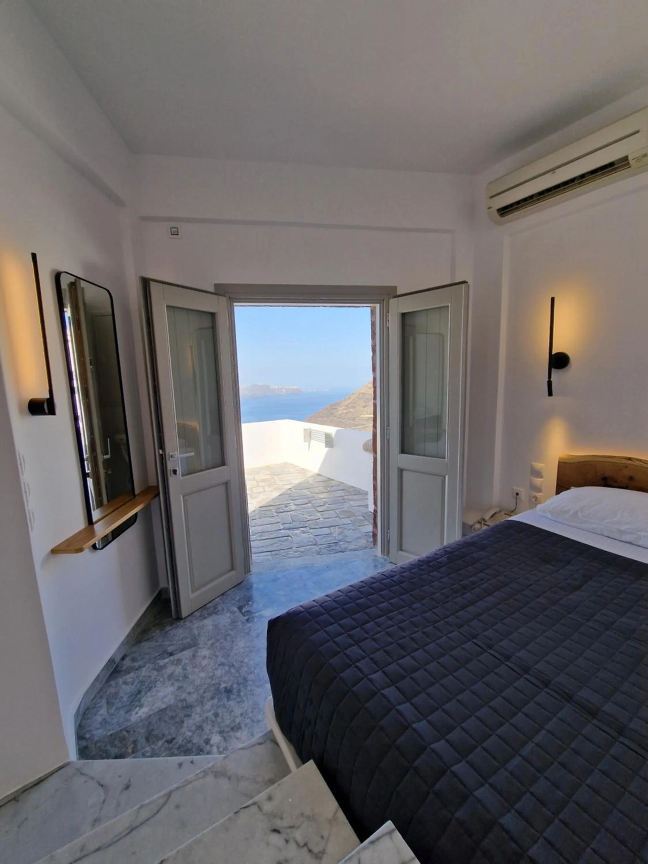 Location, Bed in Smaro Studios