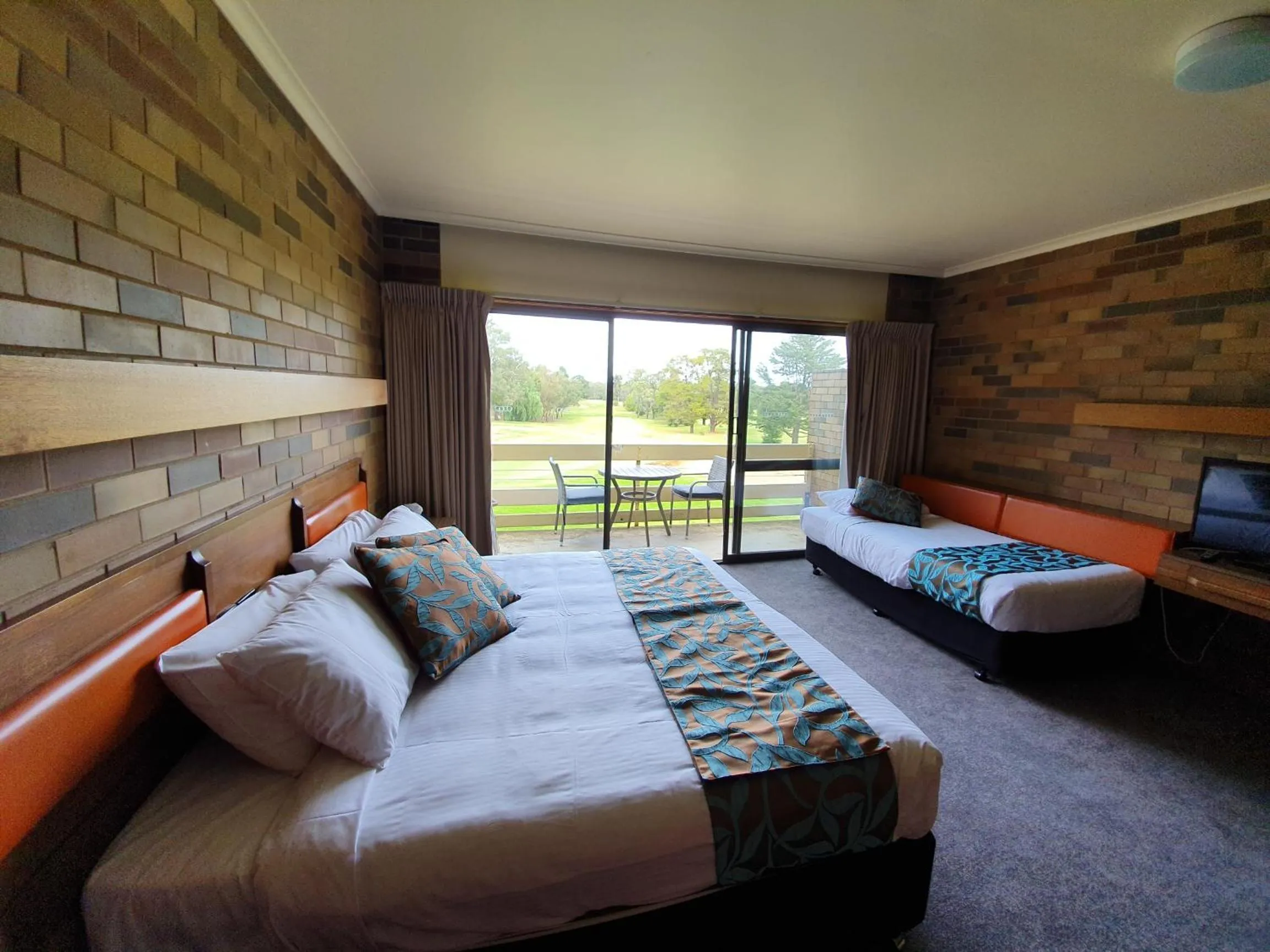Photo of the whole room, Bed in Shepparton Golf Motel