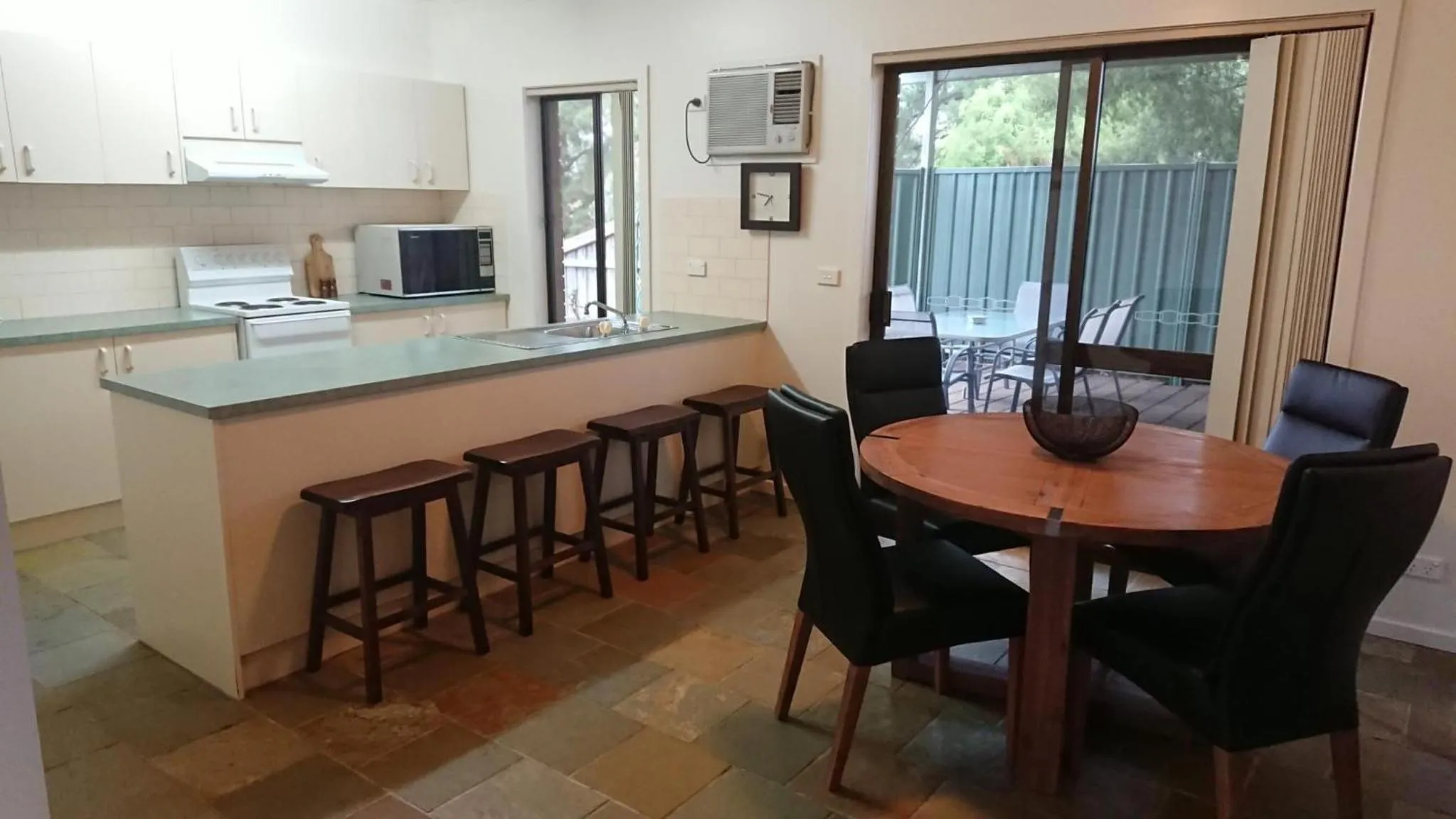 Kitchen or kitchenette in Shepparton Golf Motel