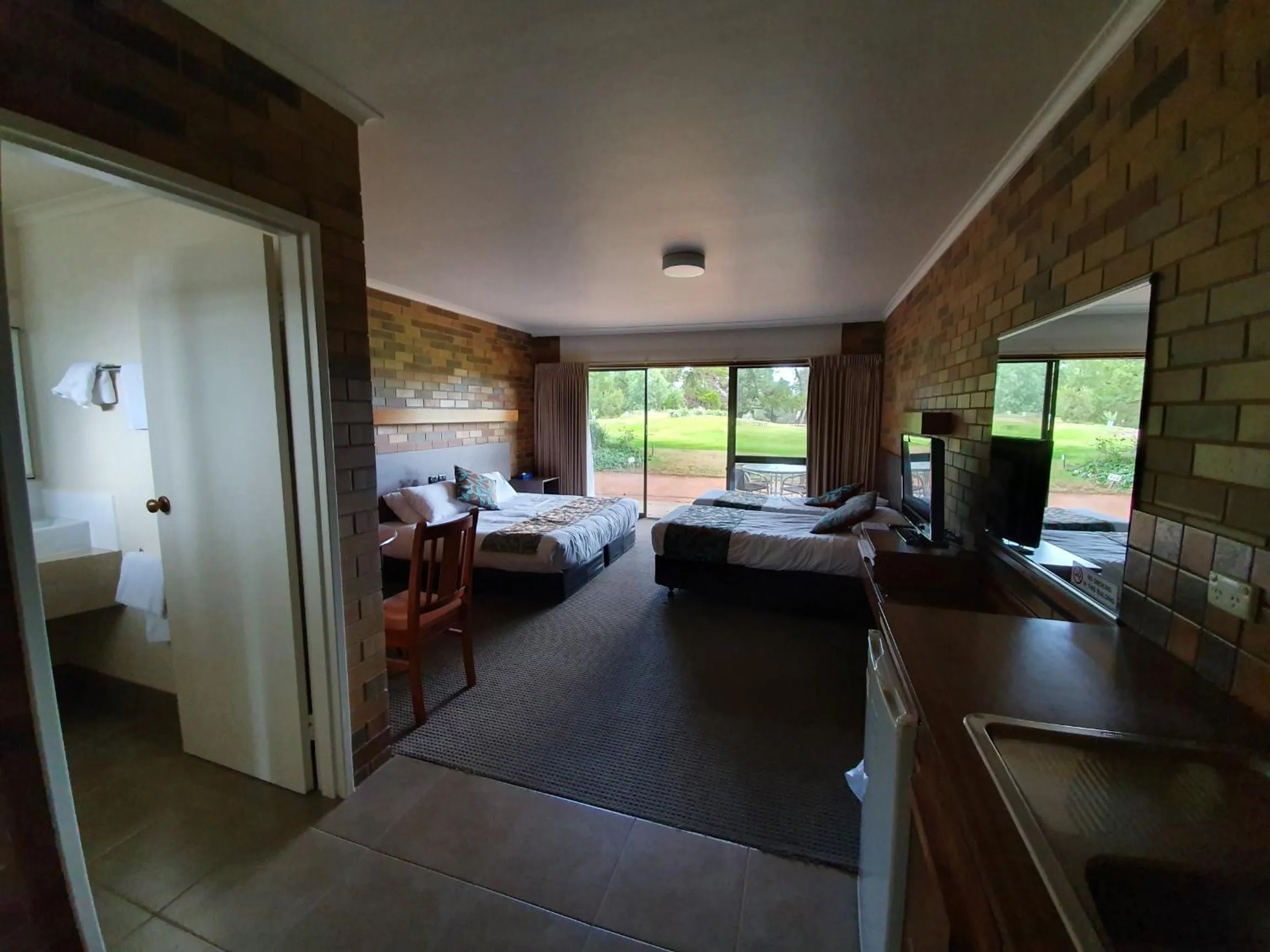 Photo of the whole room, Bed in Shepparton Golf Motel