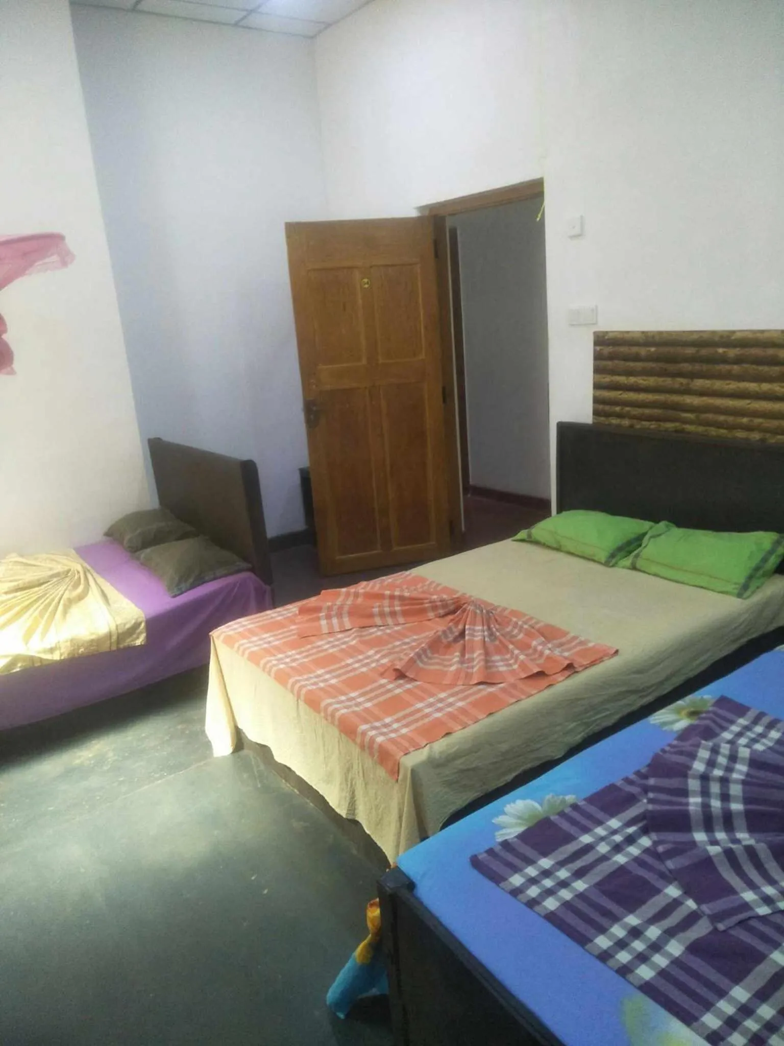 Bed in Bathiya Tourist Guest Anuradhapura