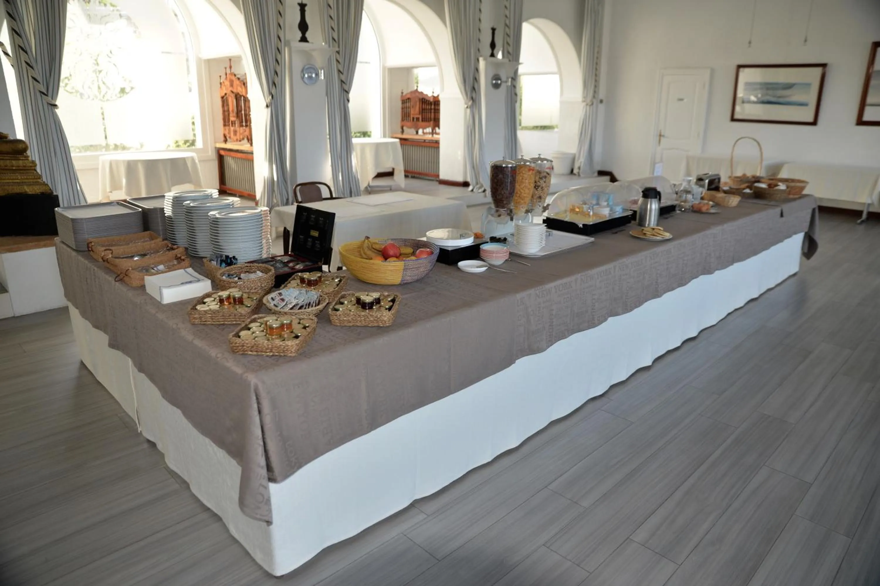 Buffet breakfast in Auberge De La Calanque