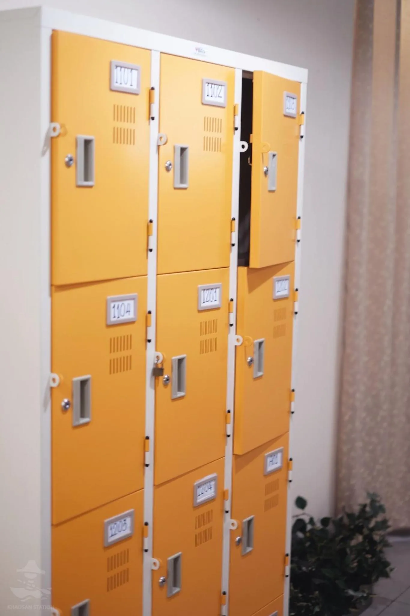 locker in Khaosan Station