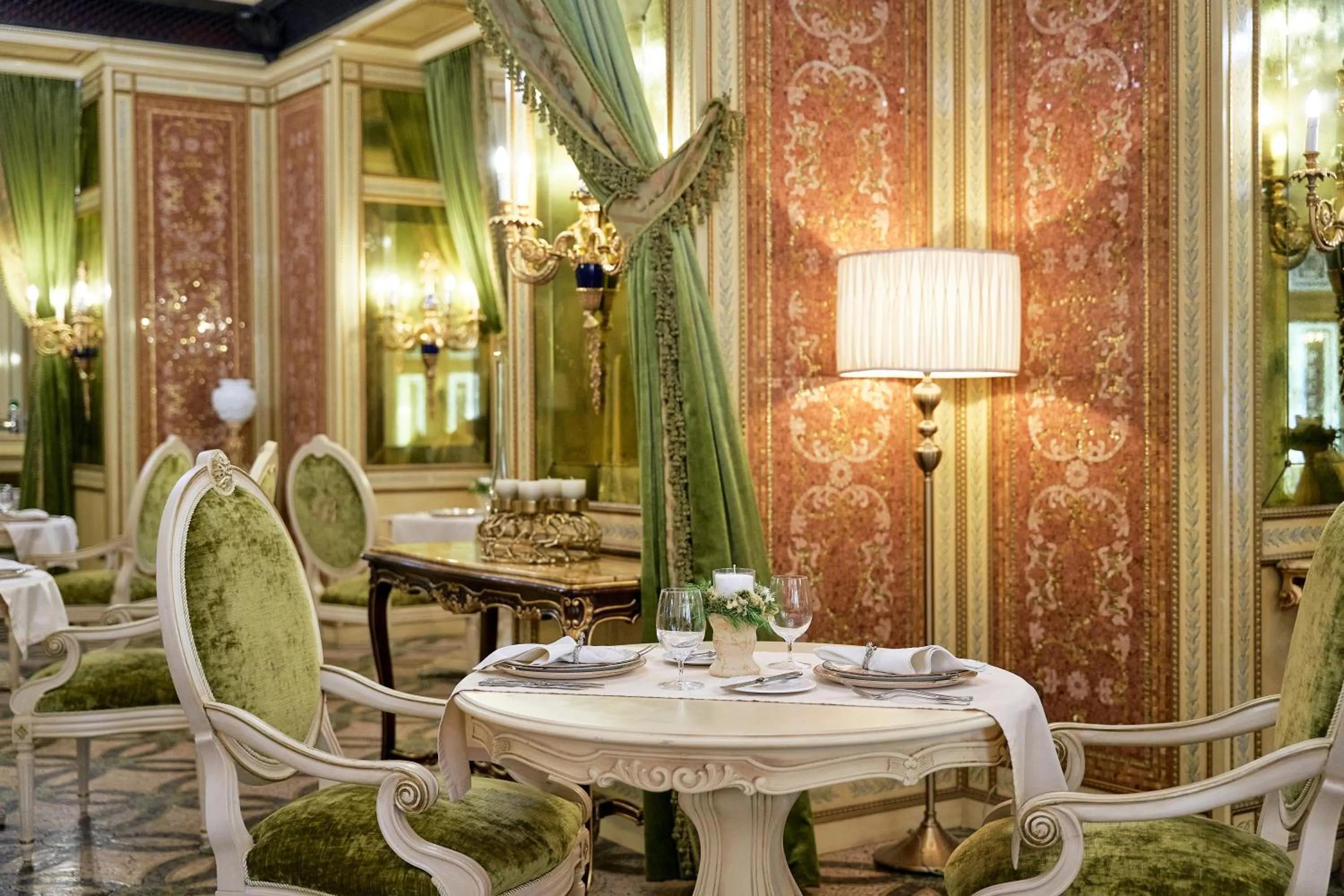 Restaurant/places to eat in Hotel Bristol