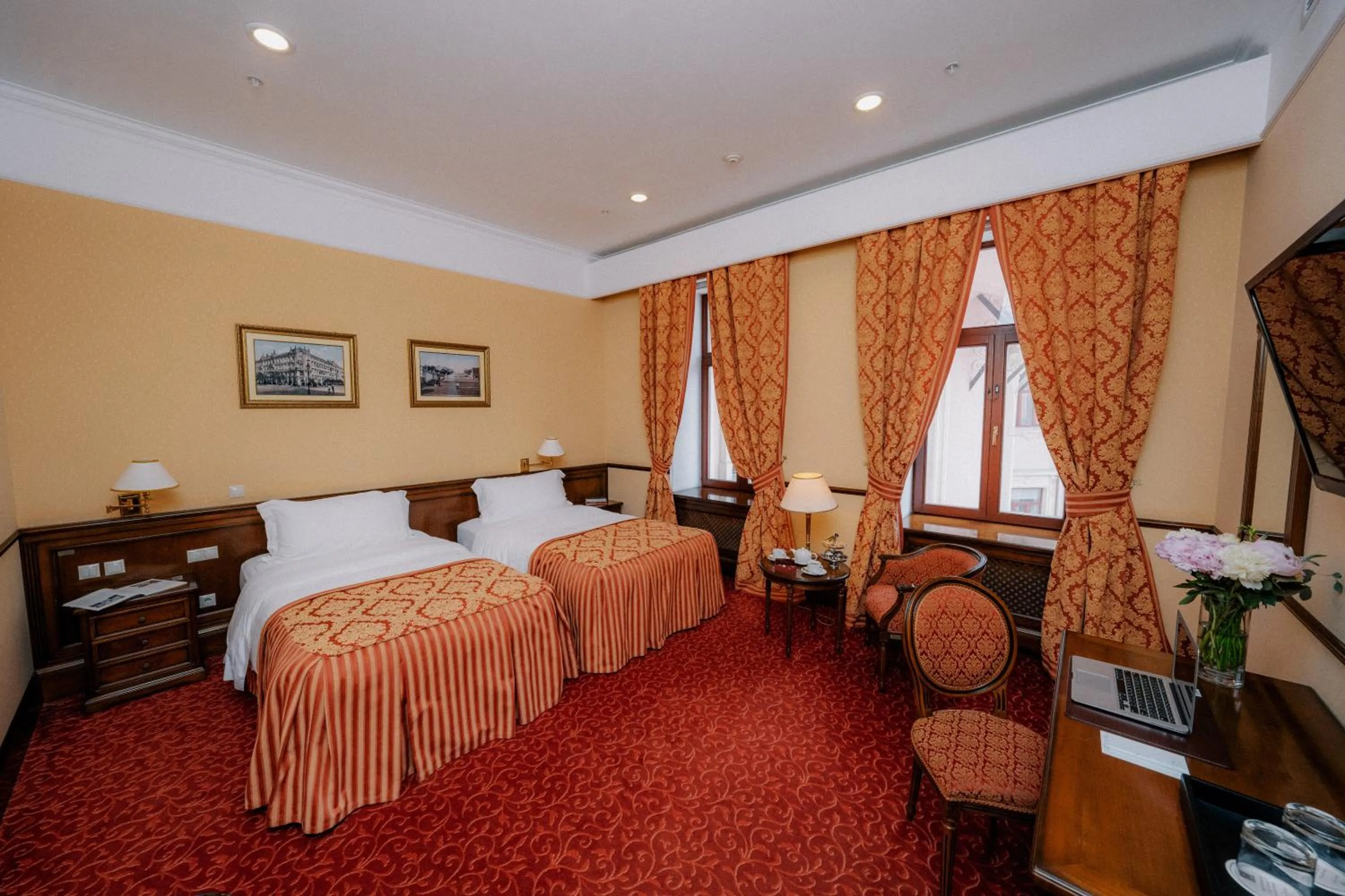 Photo of the whole room, Bed in Hotel Bristol