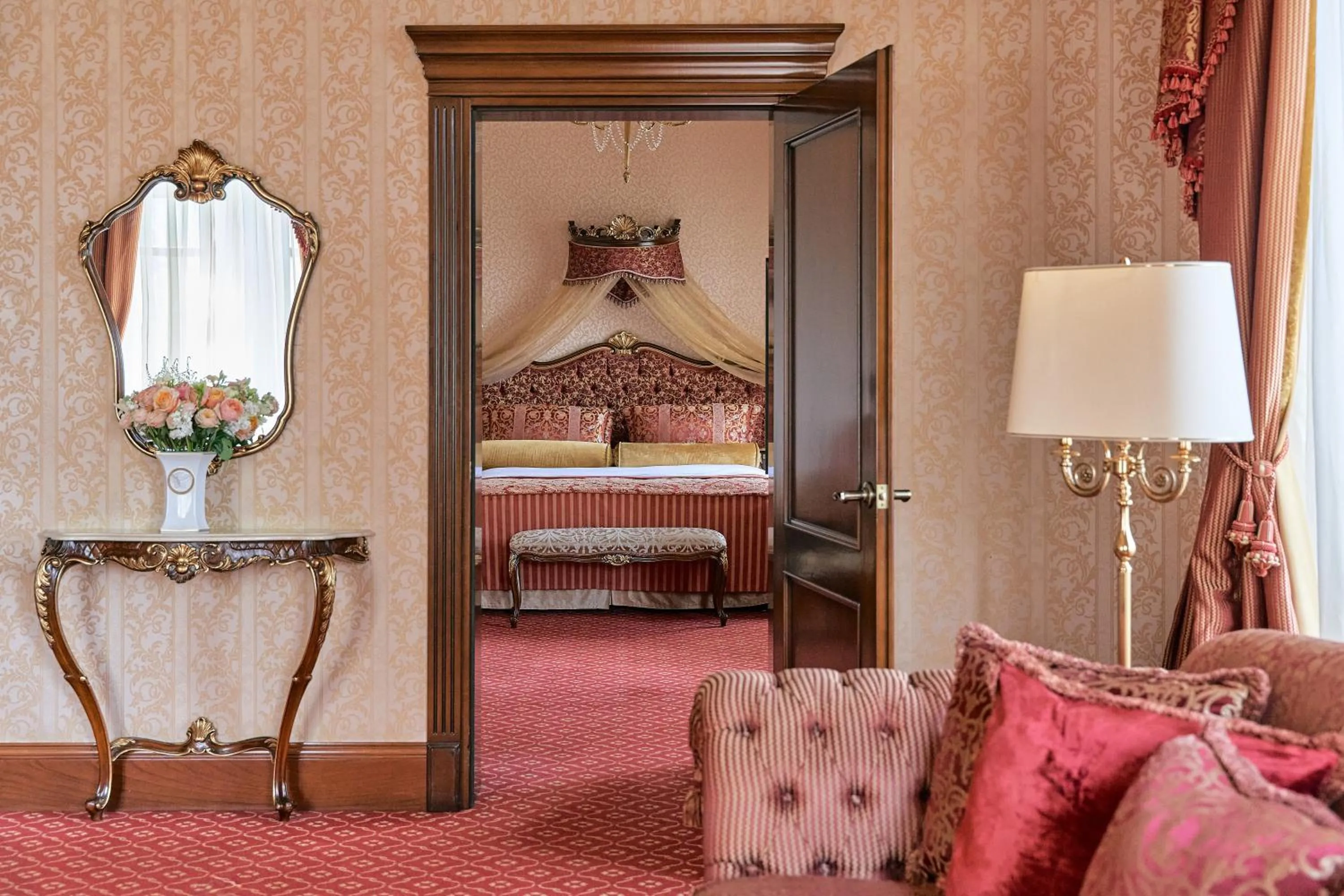 Living room, Bed in Hotel Bristol