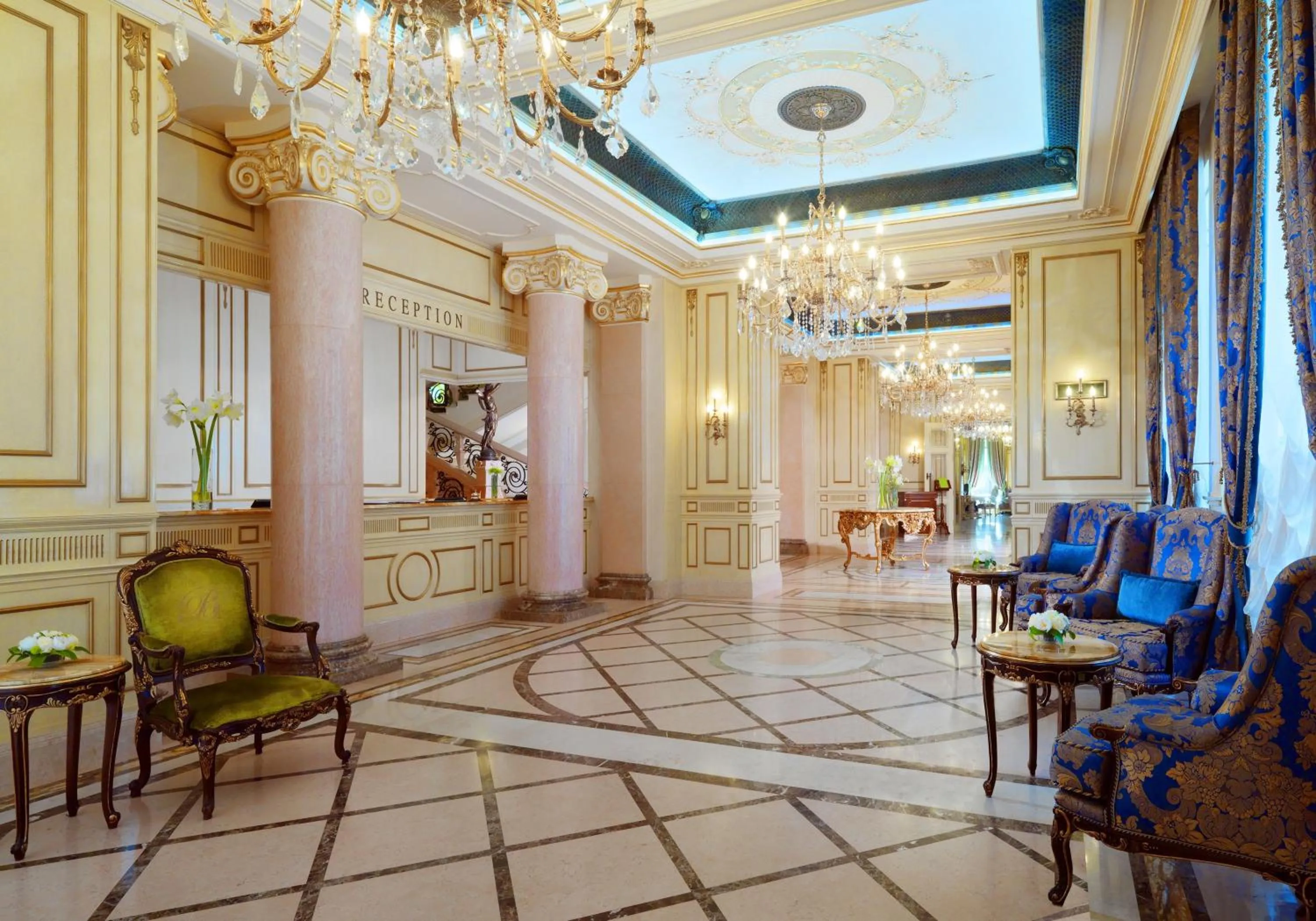 Communal lounge/ TV room in Hotel Bristol