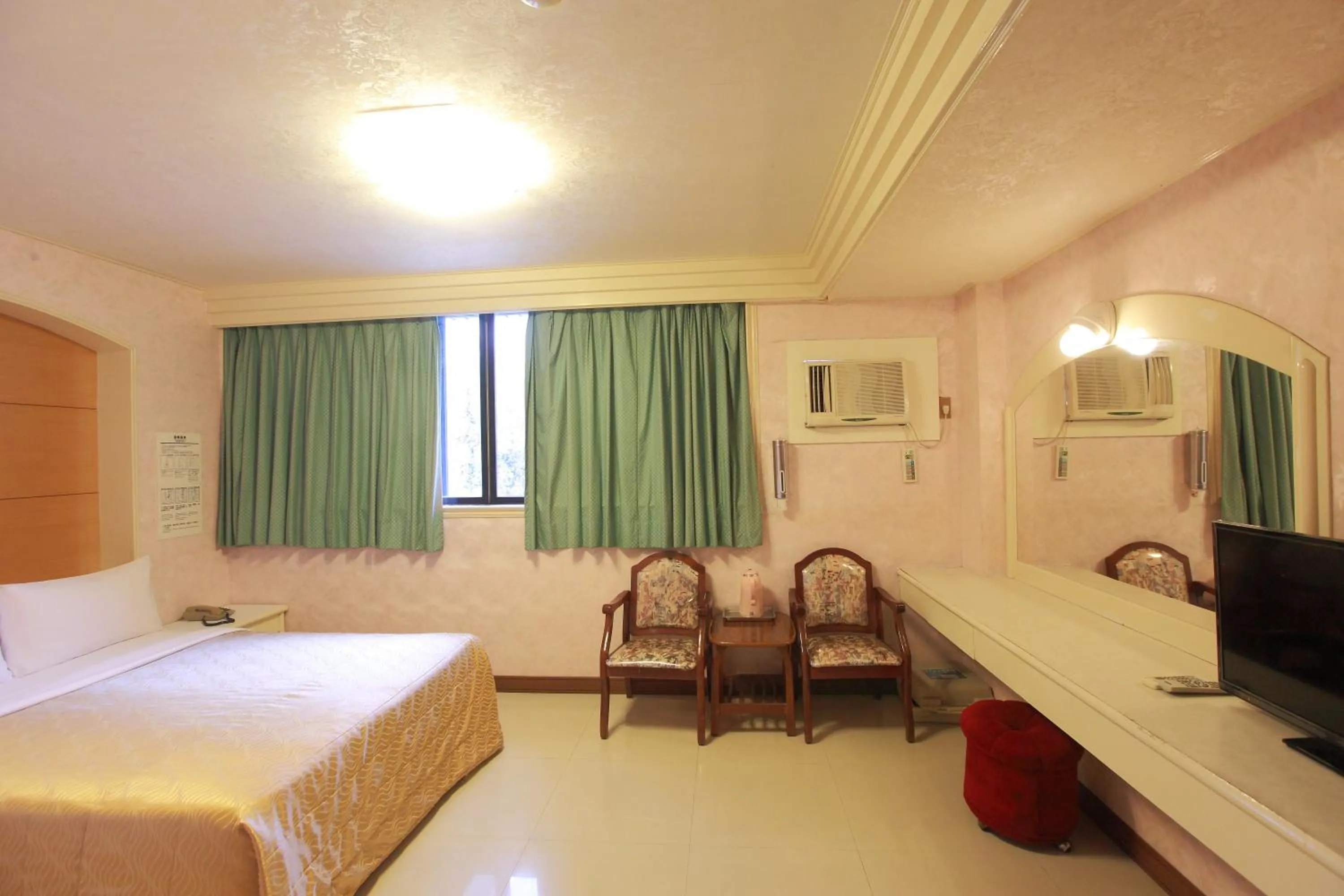 Photo of the whole room, Bed in Yong Qi Hotel