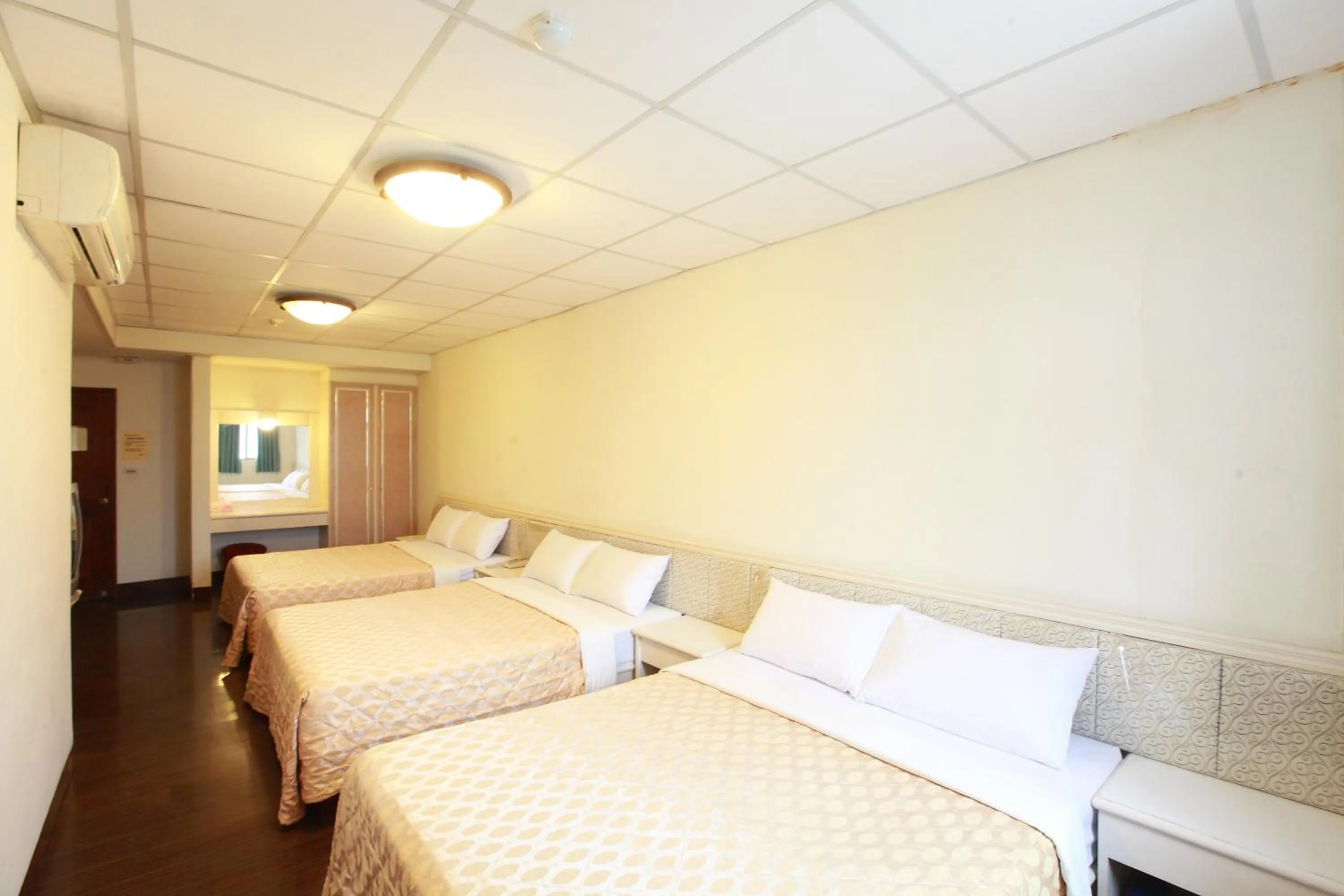 Photo of the whole room, Bed in Yong Qi Hotel