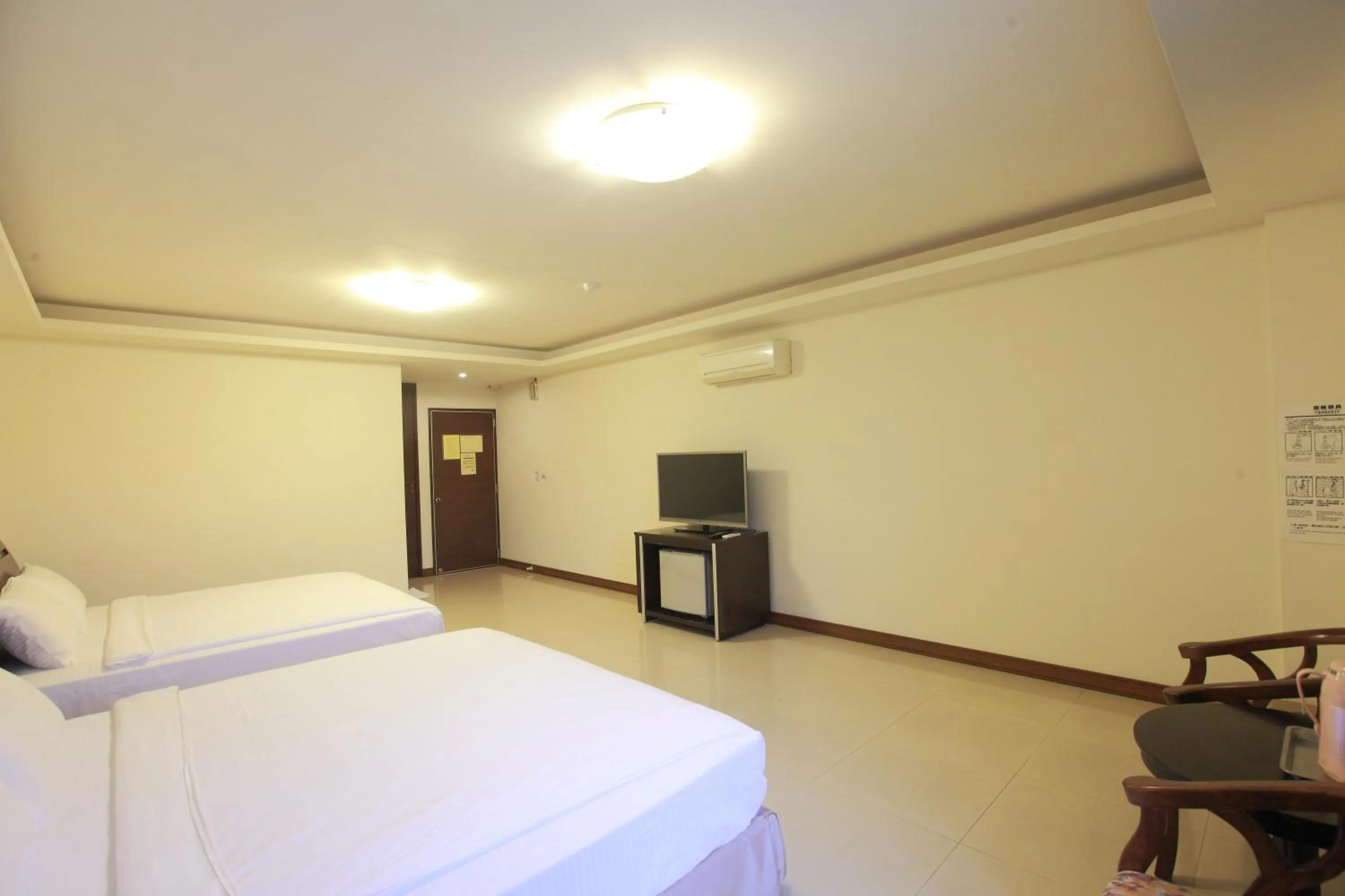 Photo of the whole room, Bed in Yong Qi Hotel