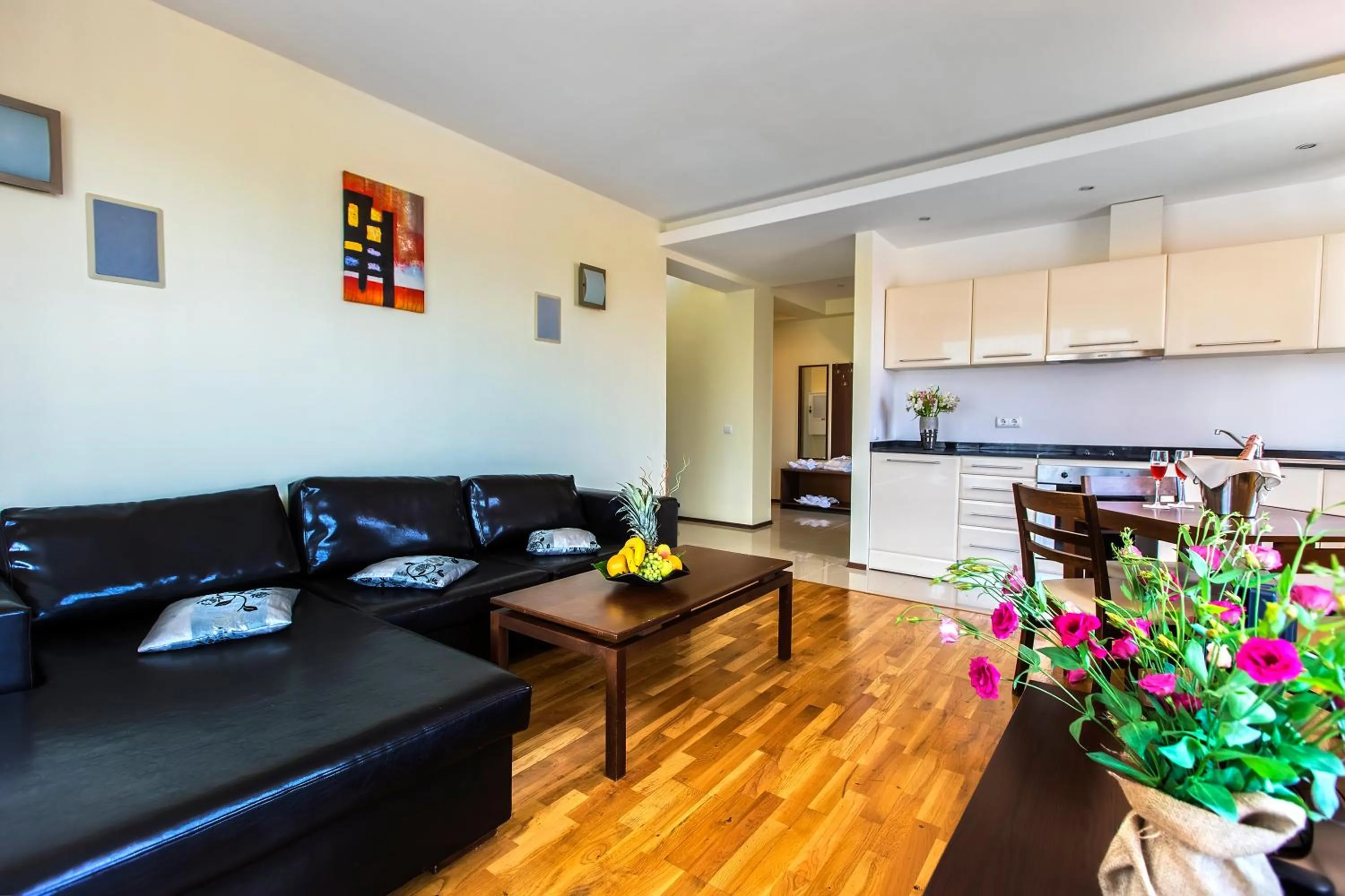 Communal lounge/ TV room in Murite Park Hotel