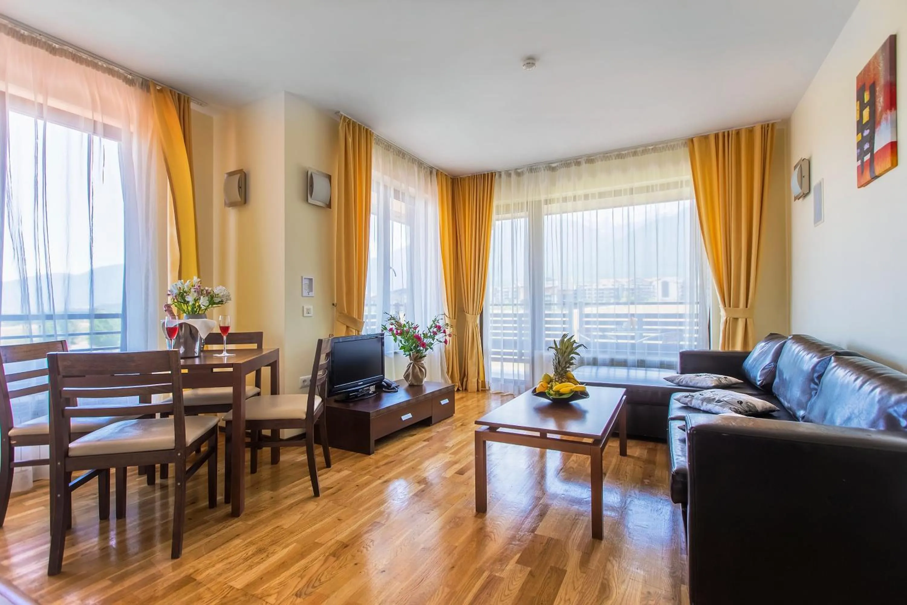 Communal lounge/ TV room in Murite Park Hotel