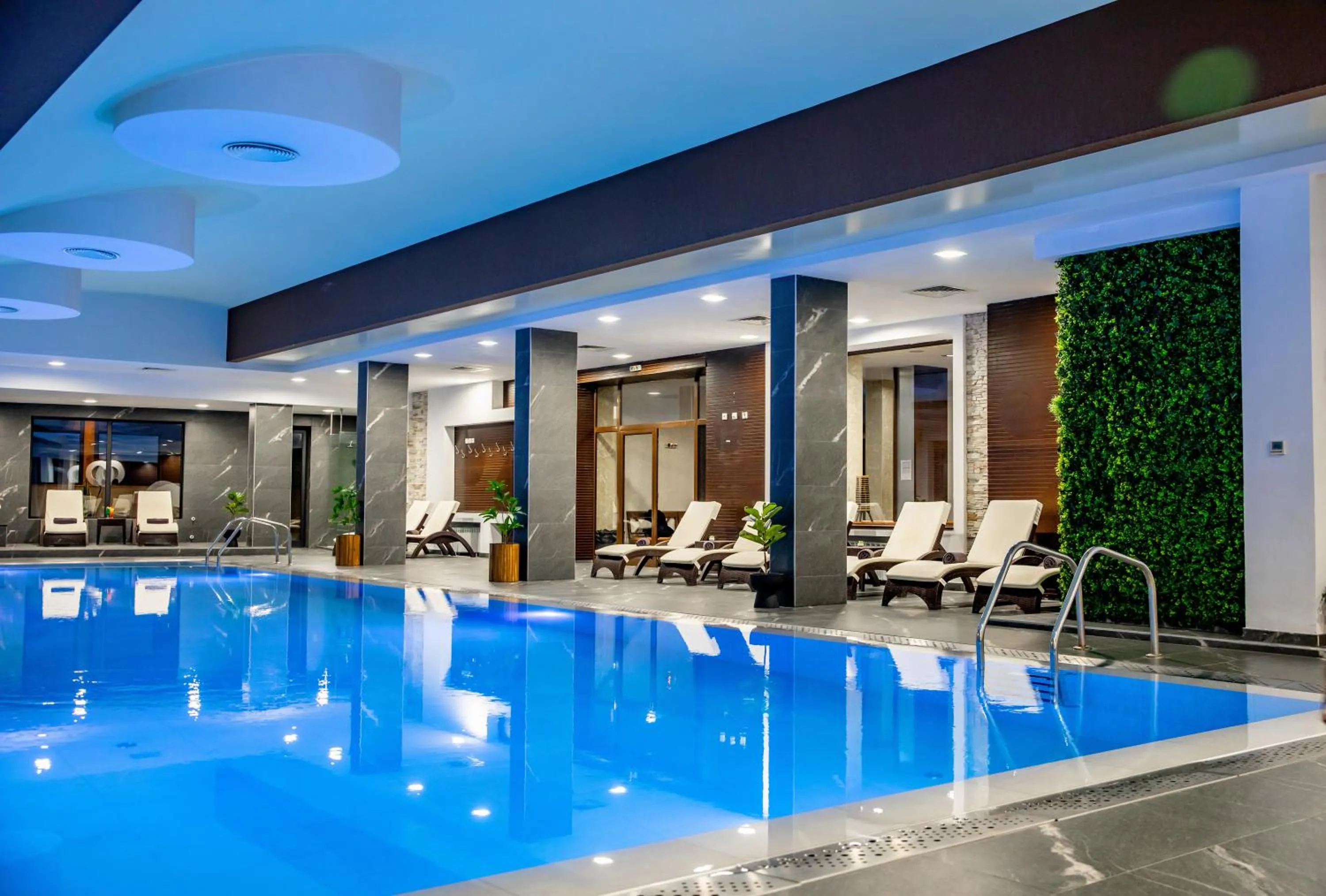 Swimming pool in Murite Park Hotel