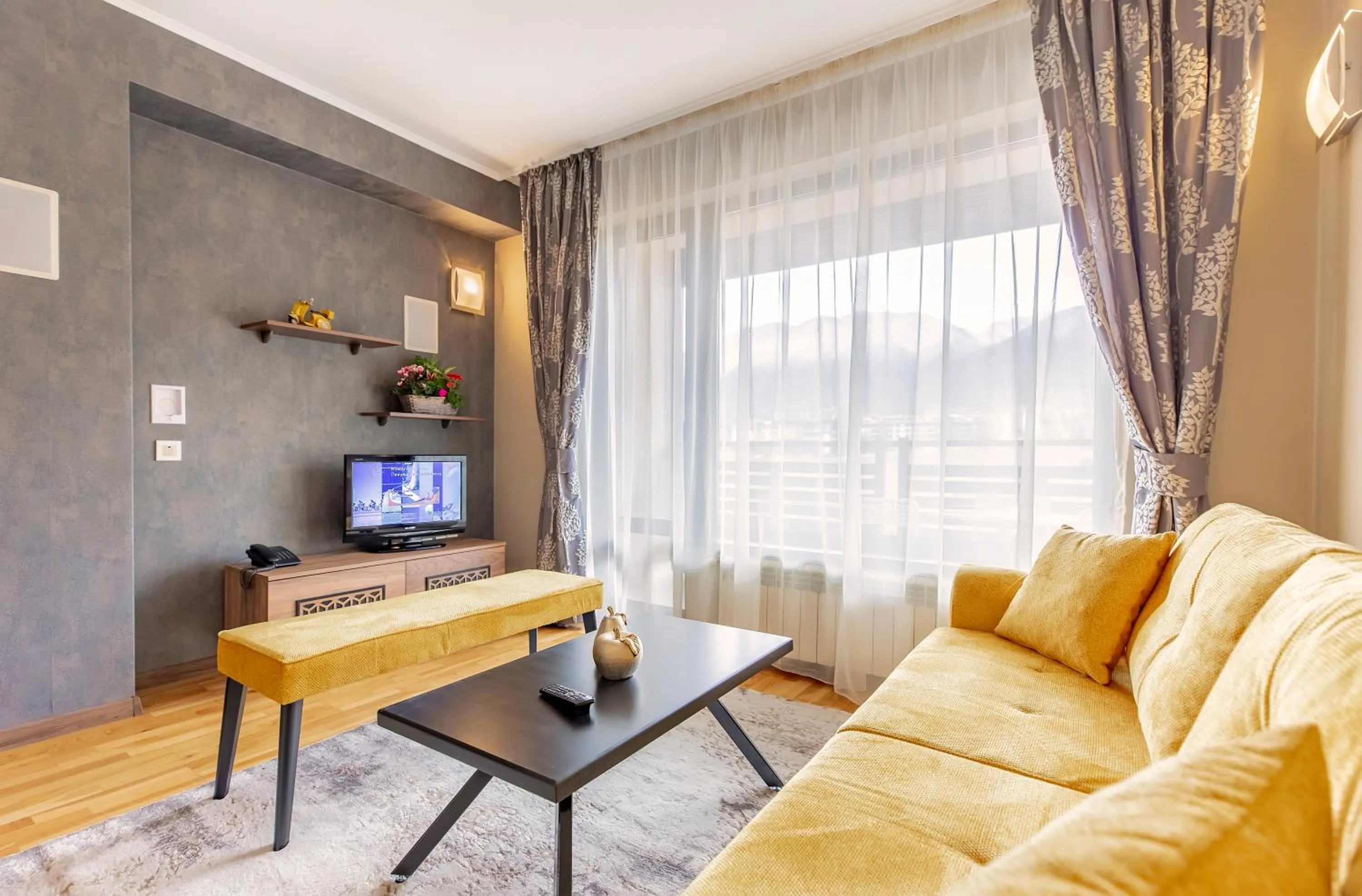 Communal lounge/ TV room in Murite Park Hotel