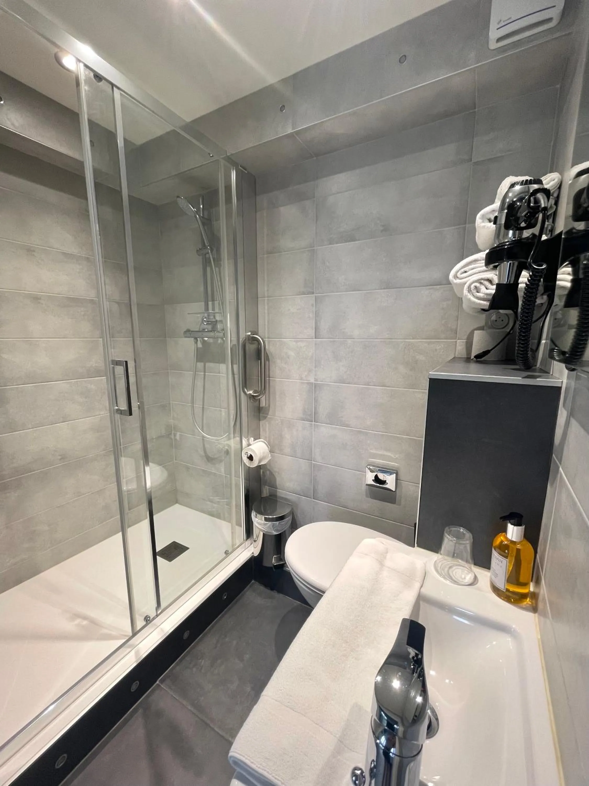 Bathroom in Beau Rivage Hôtel-Restaurant