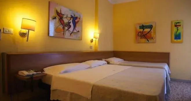 Triple Room in Hotel Astor Triple Room in Hotel Astor