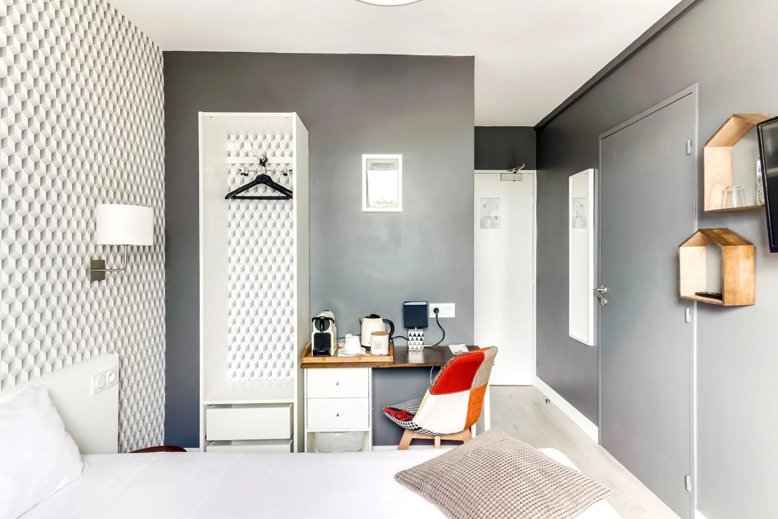 Bed in Brit Hotel Saint-Nazaire Centre