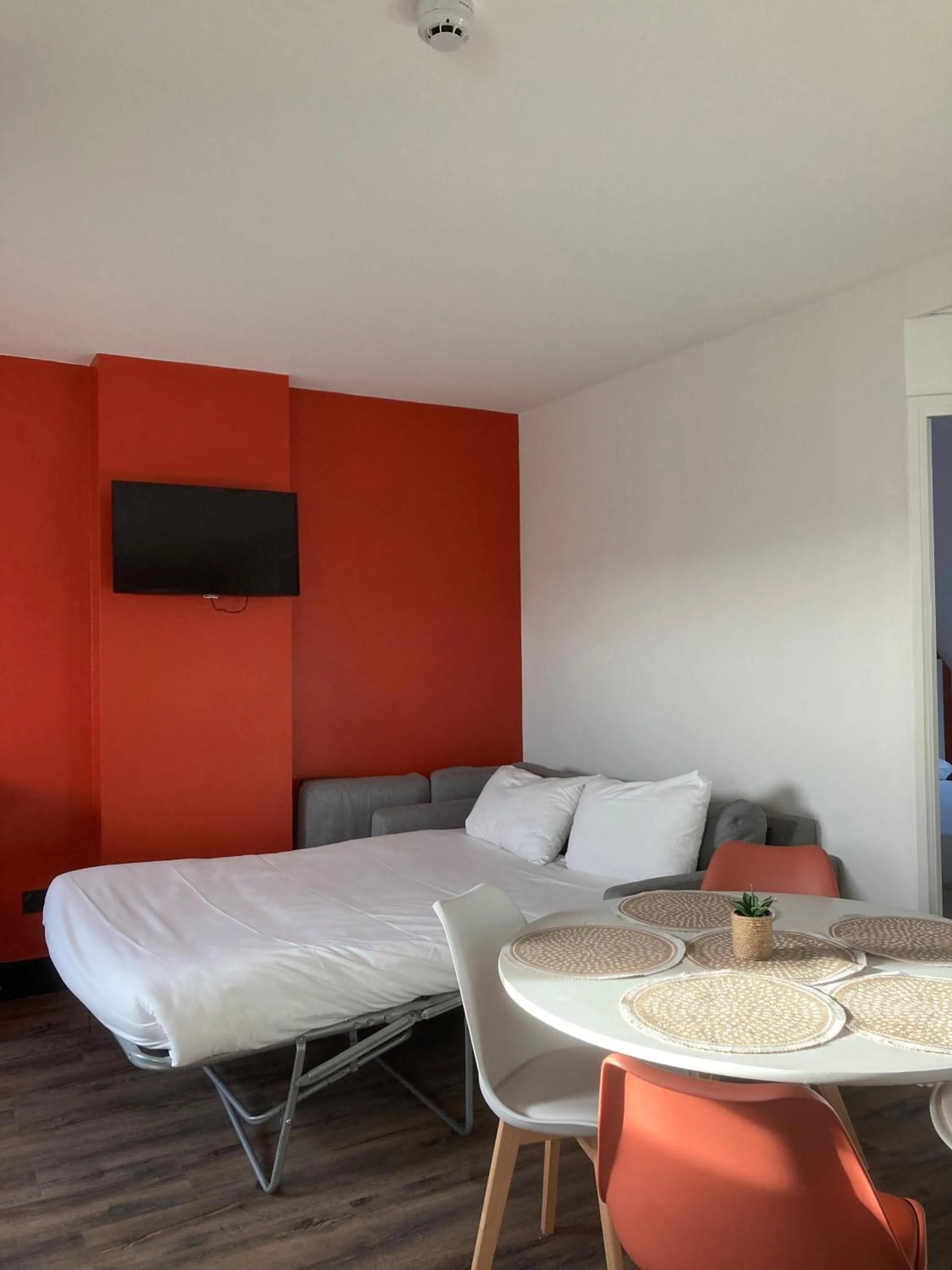 Living room, Bed in Brit Hotel Saint-Nazaire Centre