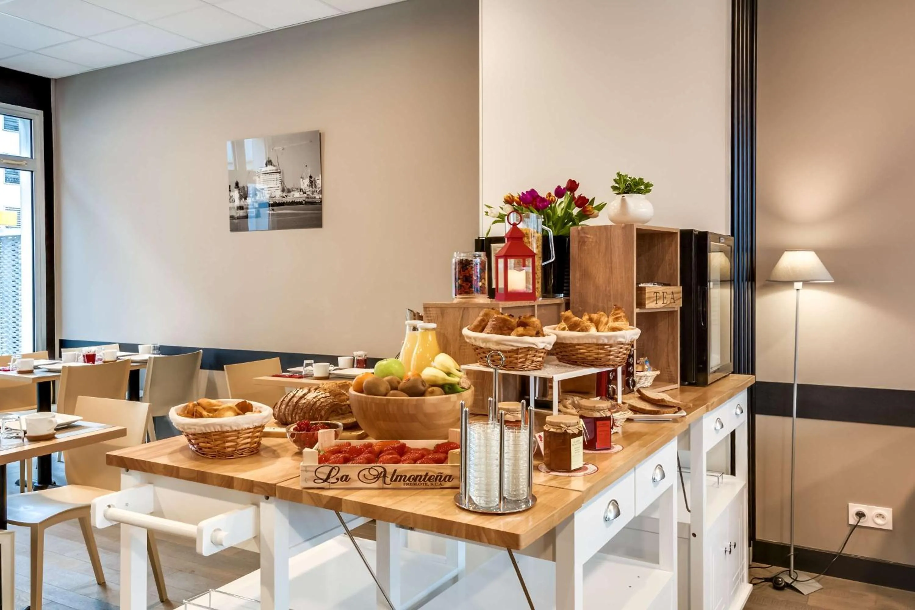 Breakfast in Brit Hotel Saint-Nazaire Centre