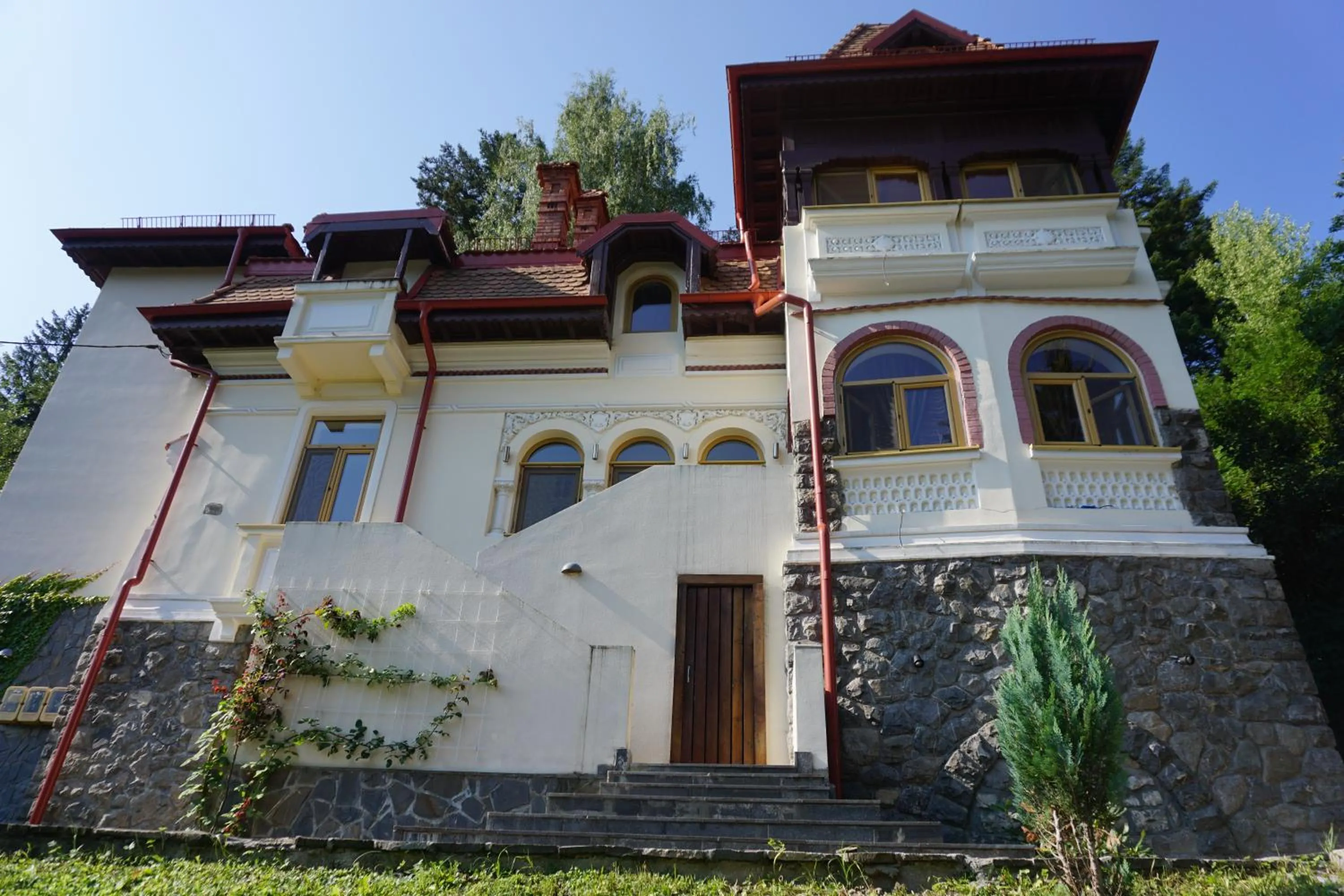 Facade/entrance in Vila Arizto
