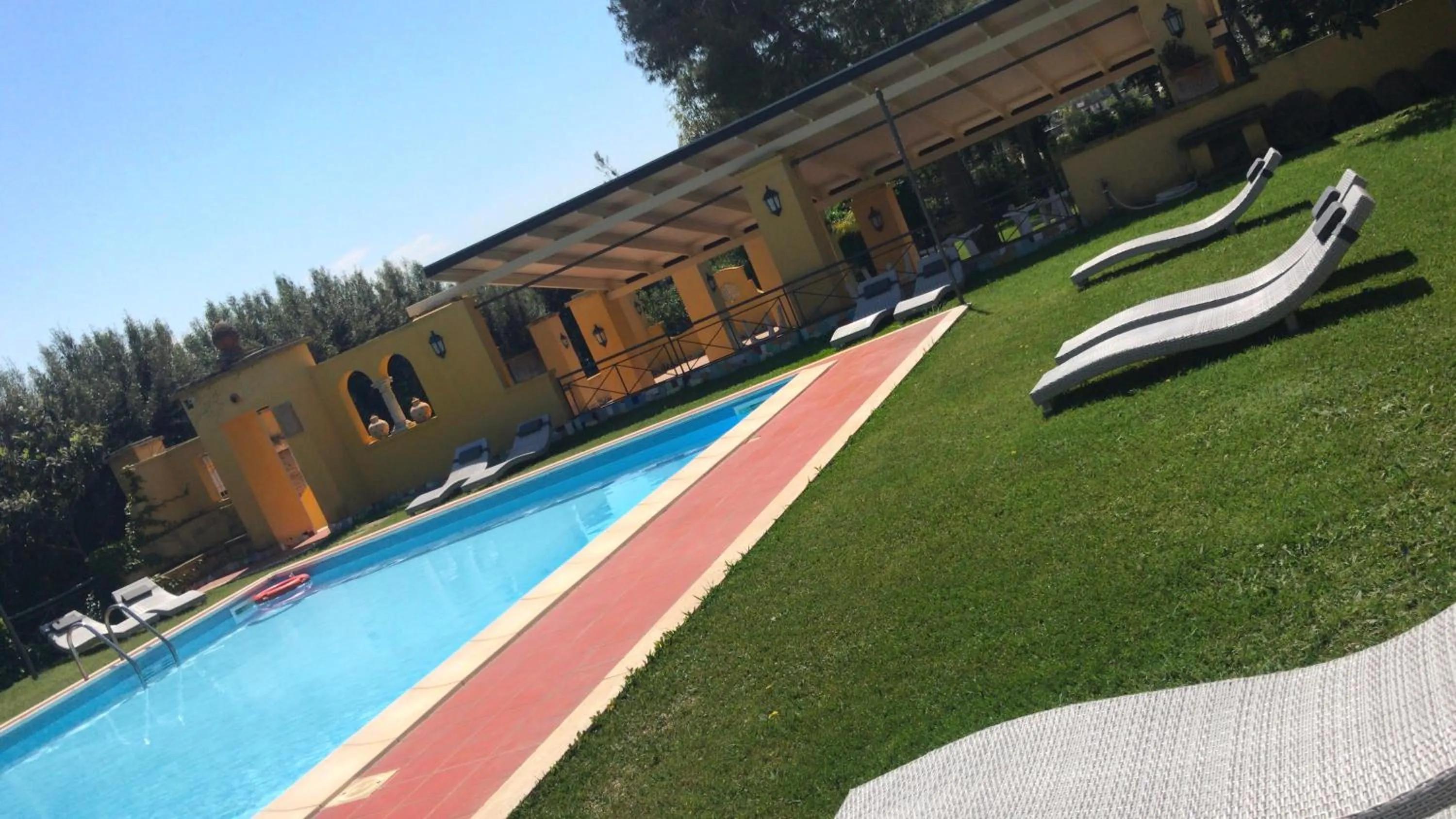 Swimming pool in Hotel Villa Rita