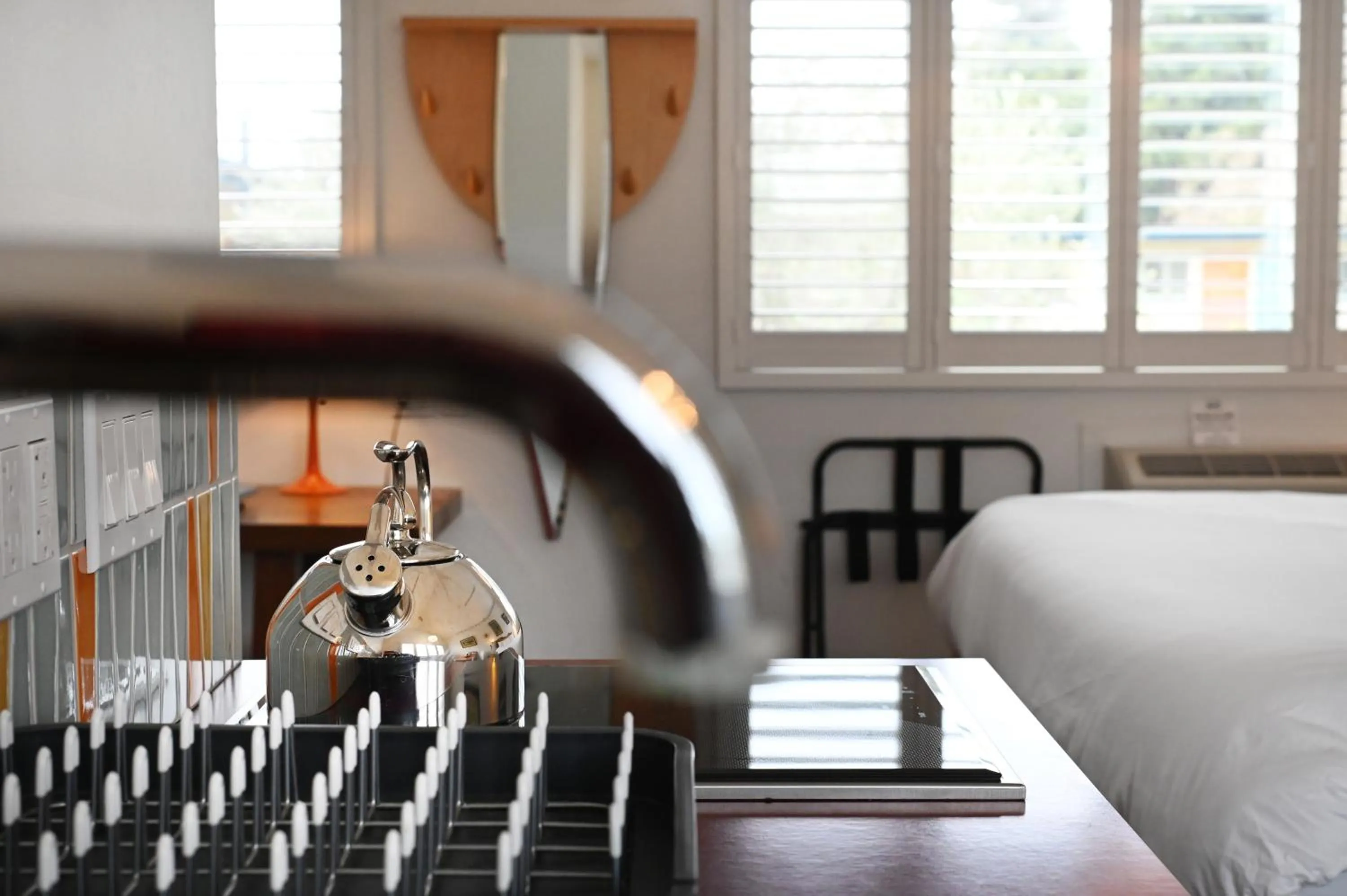 Kitchen or kitchenette, Bed in The Astro