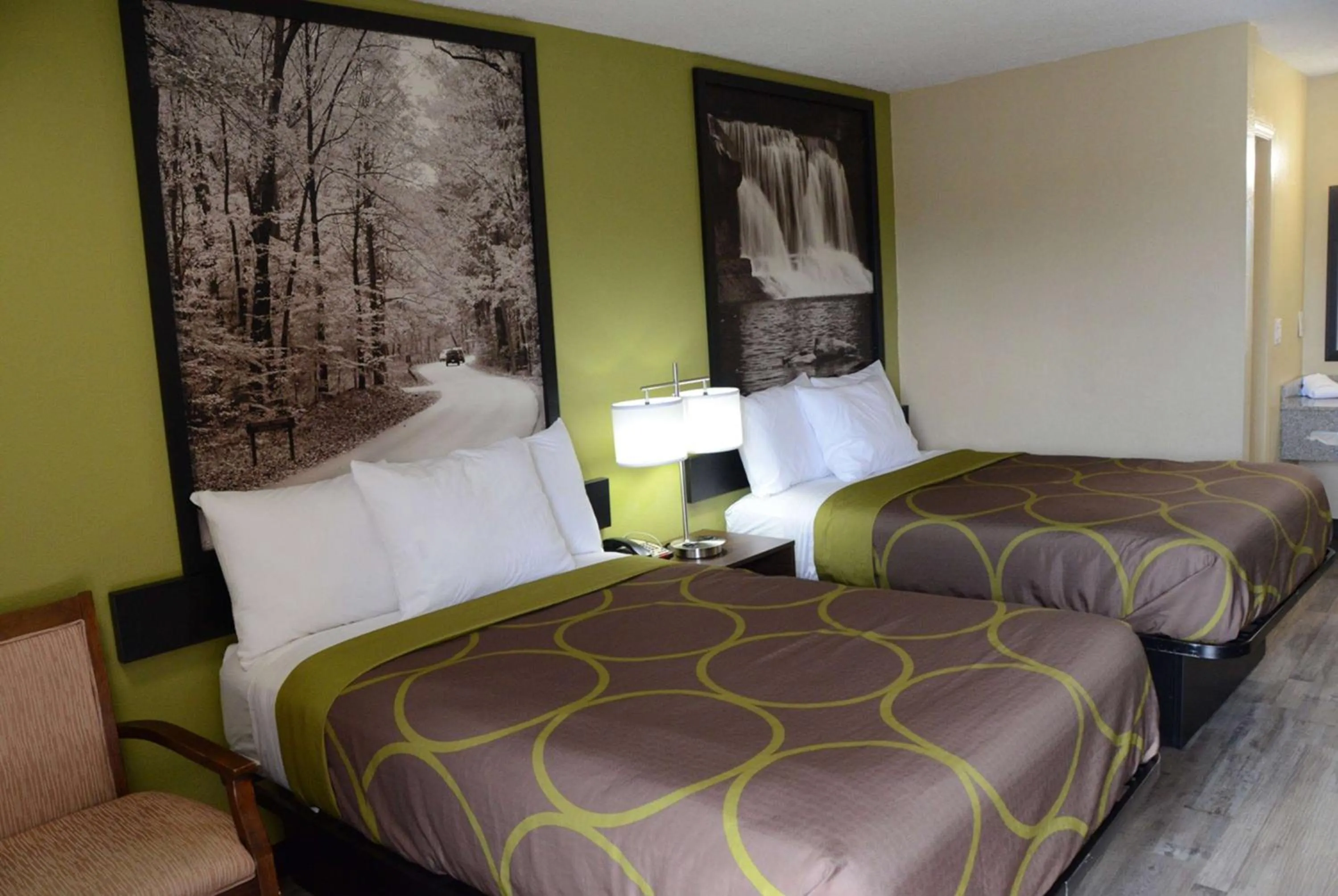 Photo of the whole room, Bed in Super 8 by Wyndham Lafayette