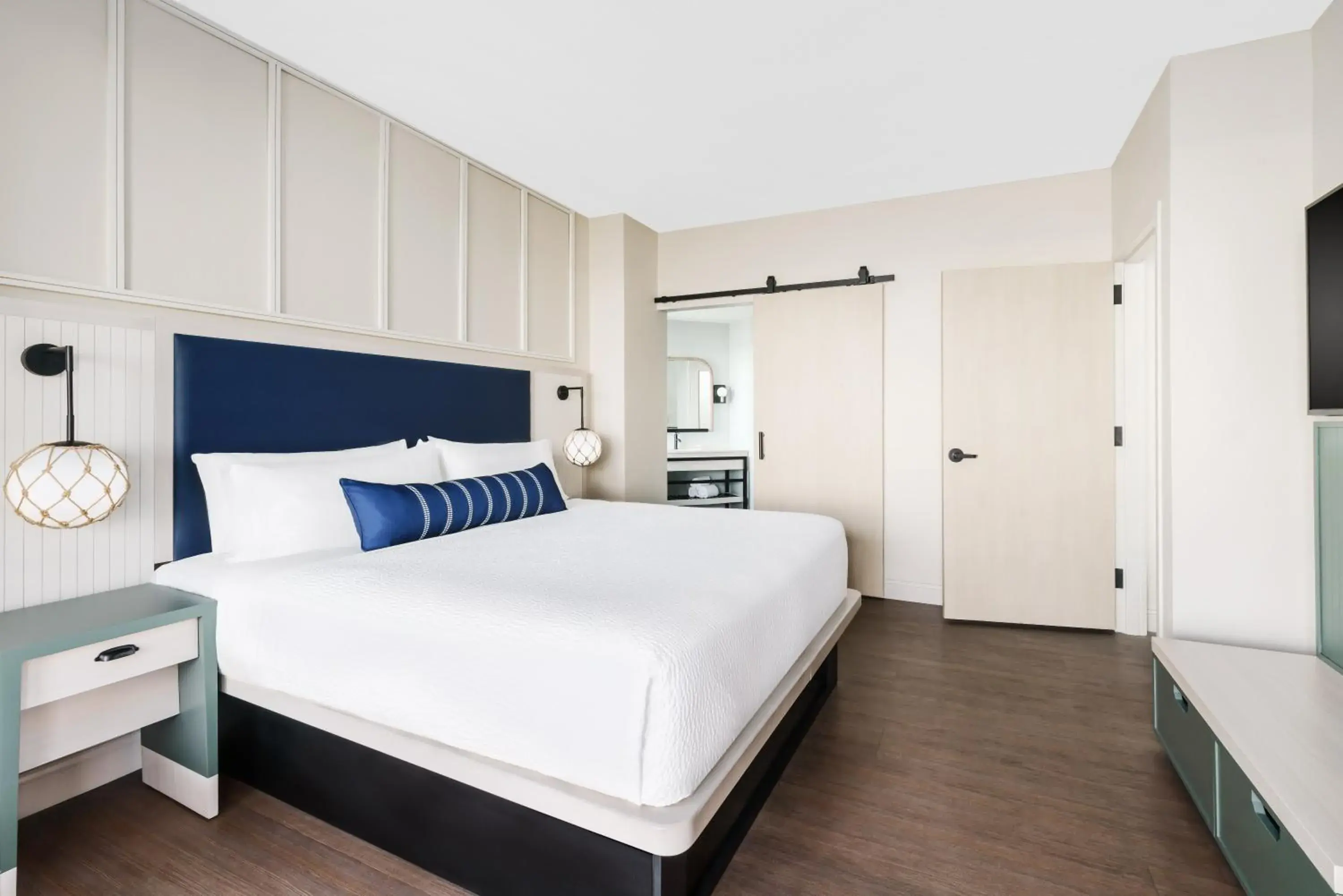 One-Bedroom Suite with King Bed Mobility Access Tub - Non-Smoking in Holiday Inn Resort Lumina on Wrightsville Beach by IHG One-Bedroom Suite with King Bed Mobility Access Tub - Non-Smoking in Holiday Inn Resort Lumina on Wrightsville Beach by IHG