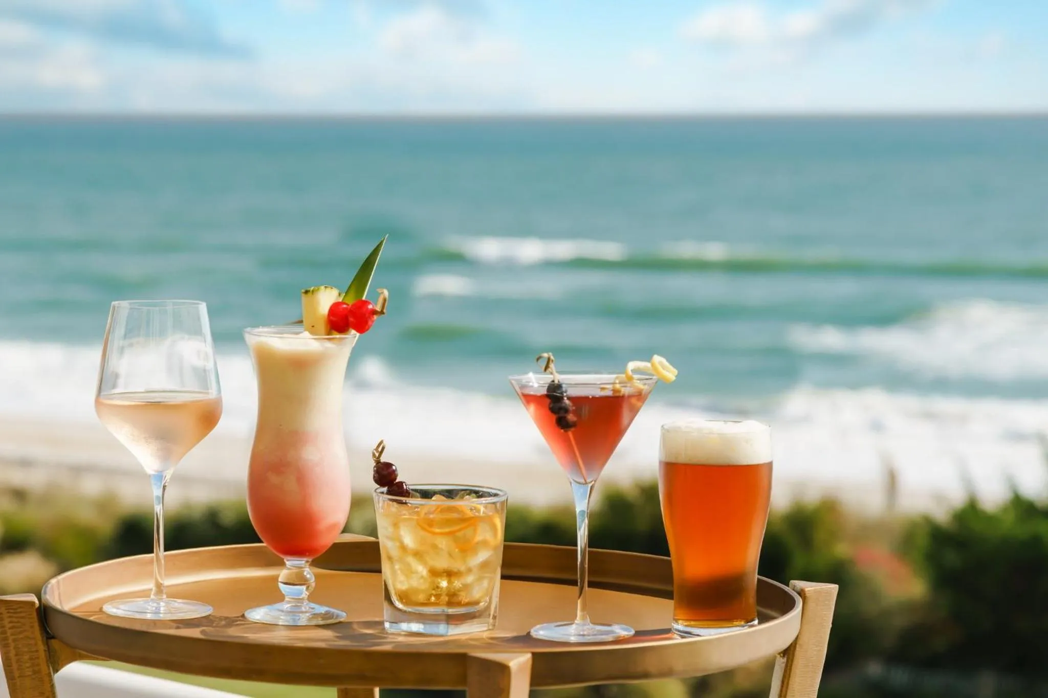 Lounge or bar in Holiday Inn Resort Lumina on Wrightsville Beach by IHG
