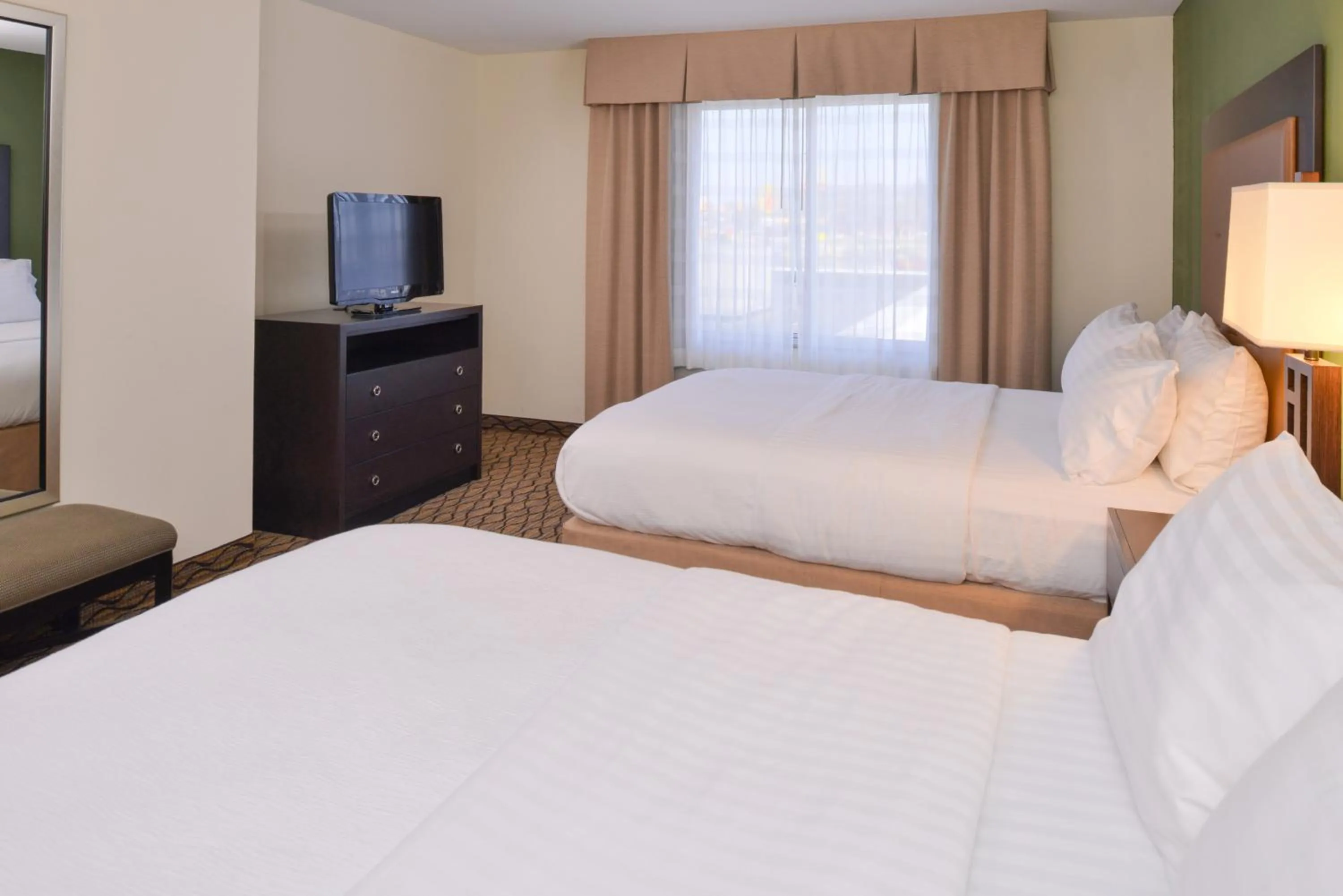 Photo of the whole room, Bed in Holiday Inn Poplar Bluff by IHG