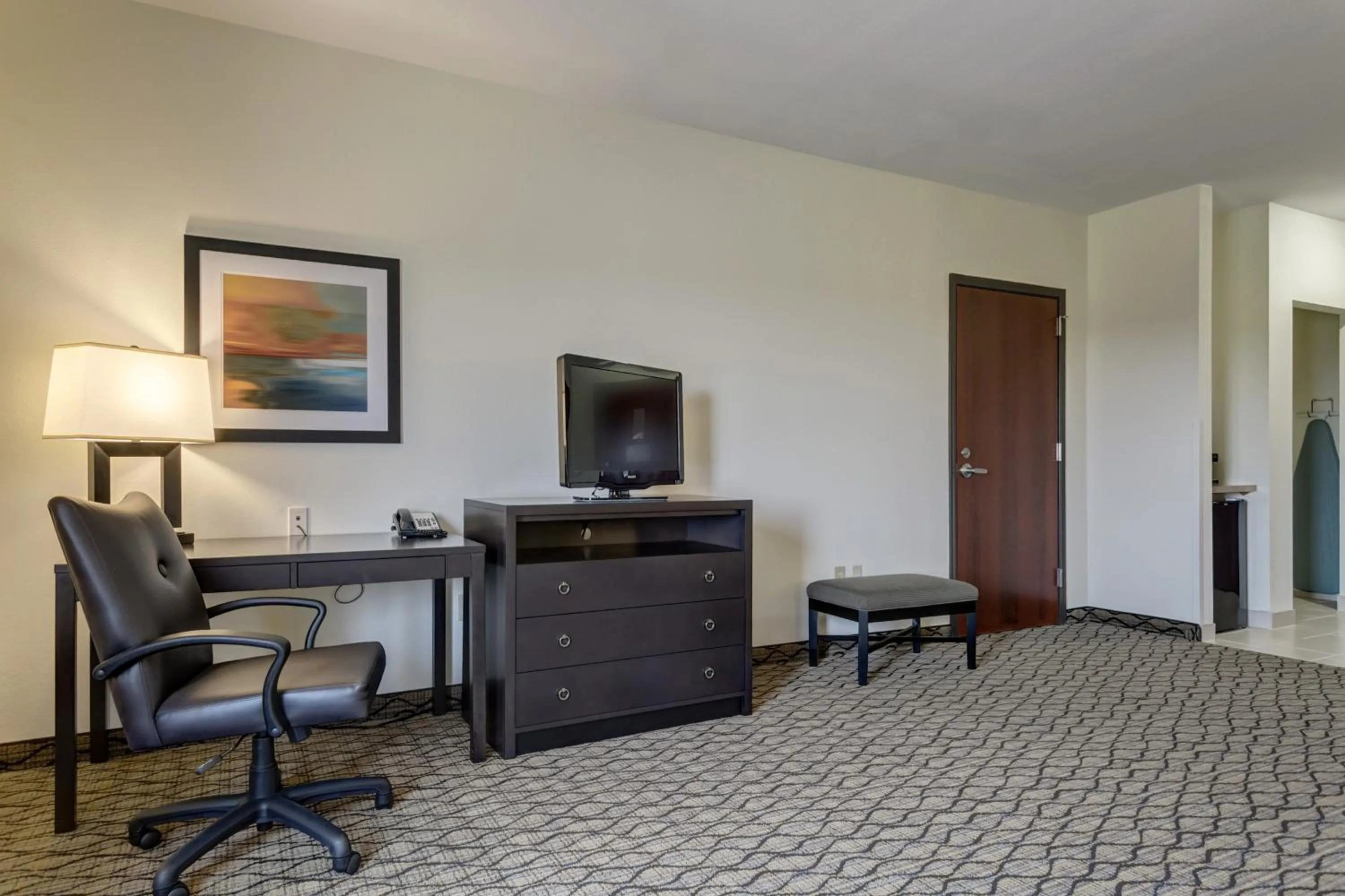 Living room in Holiday Inn Poplar Bluff by IHG