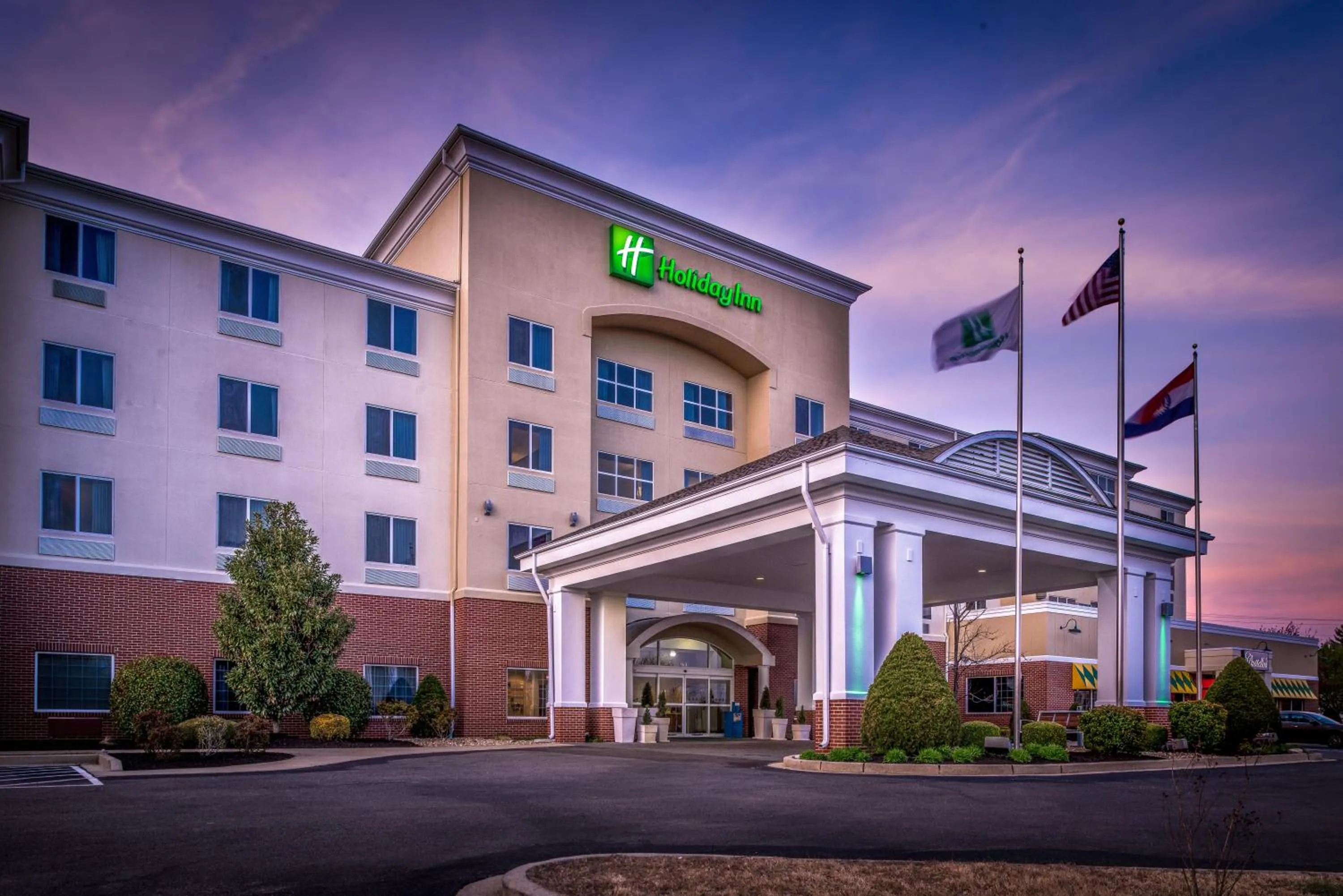 Property building in Holiday Inn Poplar Bluff by IHG