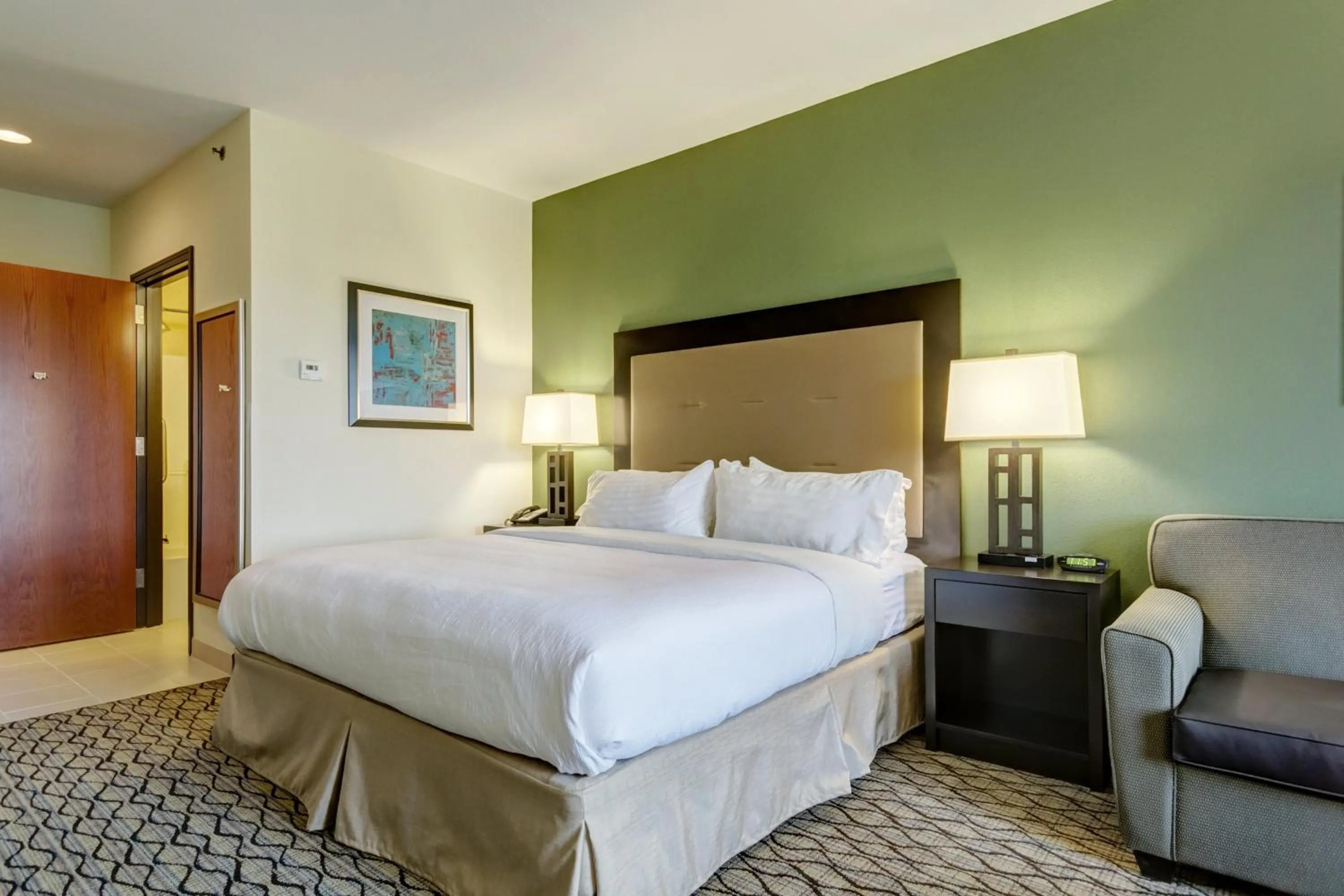 Photo of the whole room, Bed in Holiday Inn Poplar Bluff by IHG