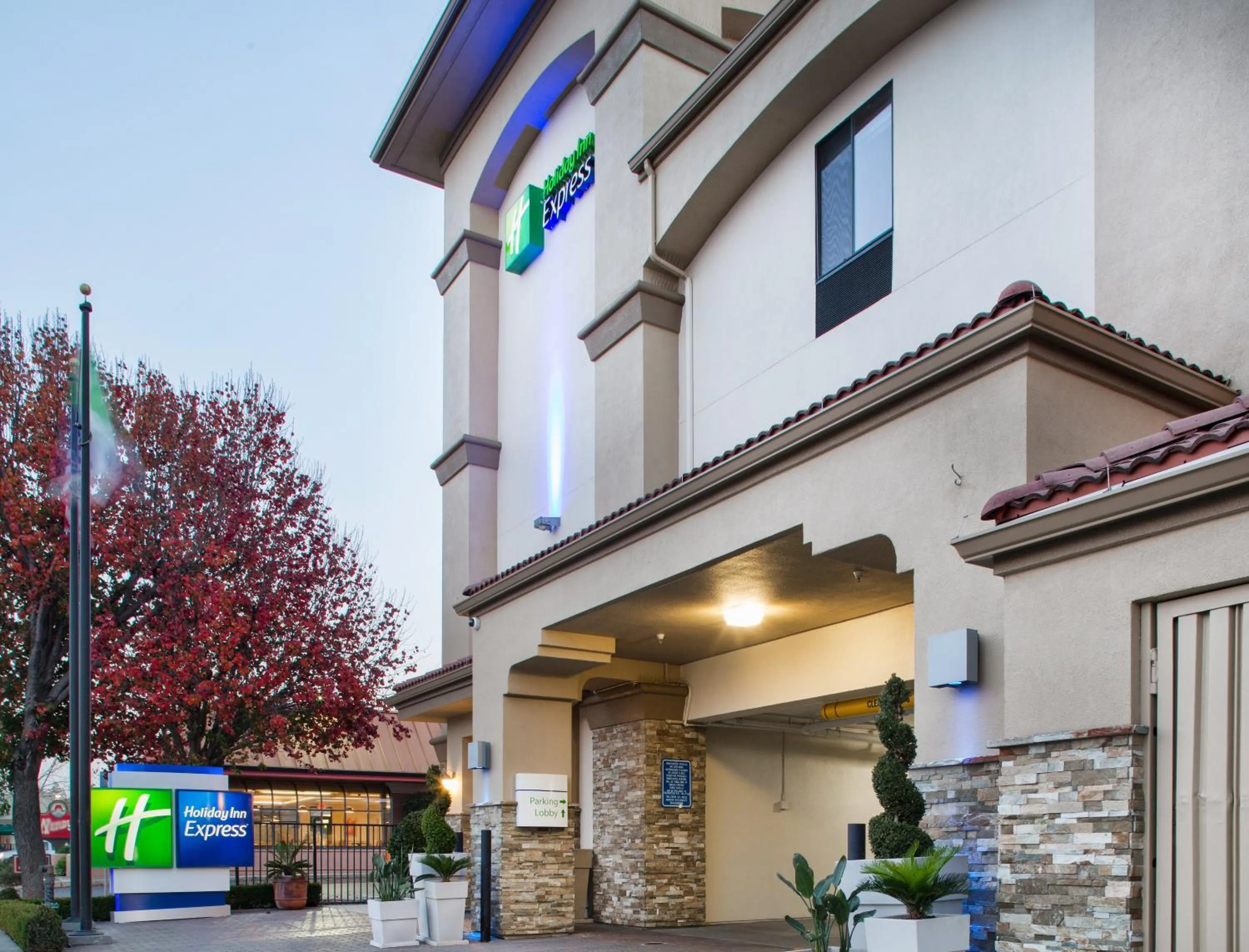 Property building in Holiday Inn Express Redwood City Central by IHG