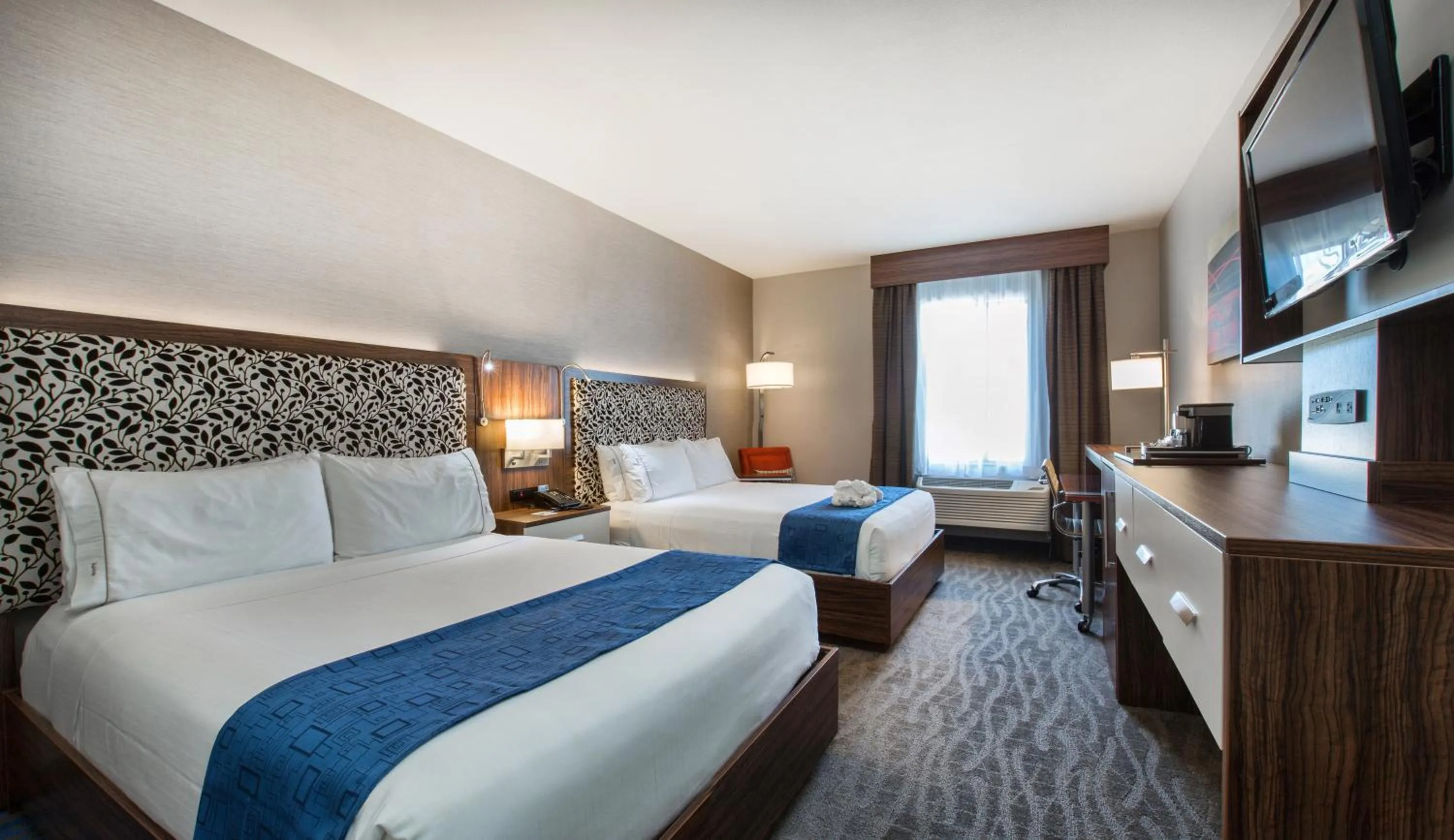 Photo of the whole room, Bed in Holiday Inn Express Redwood City Central by IHG