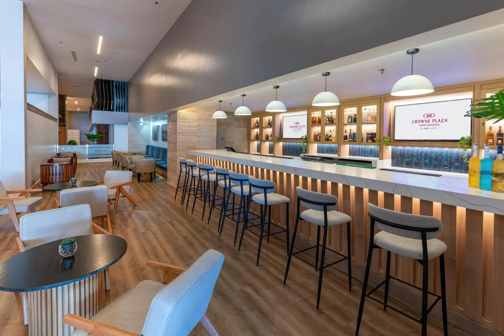 Lounge or bar in Crowne Plaza Santo Domingo by IHG