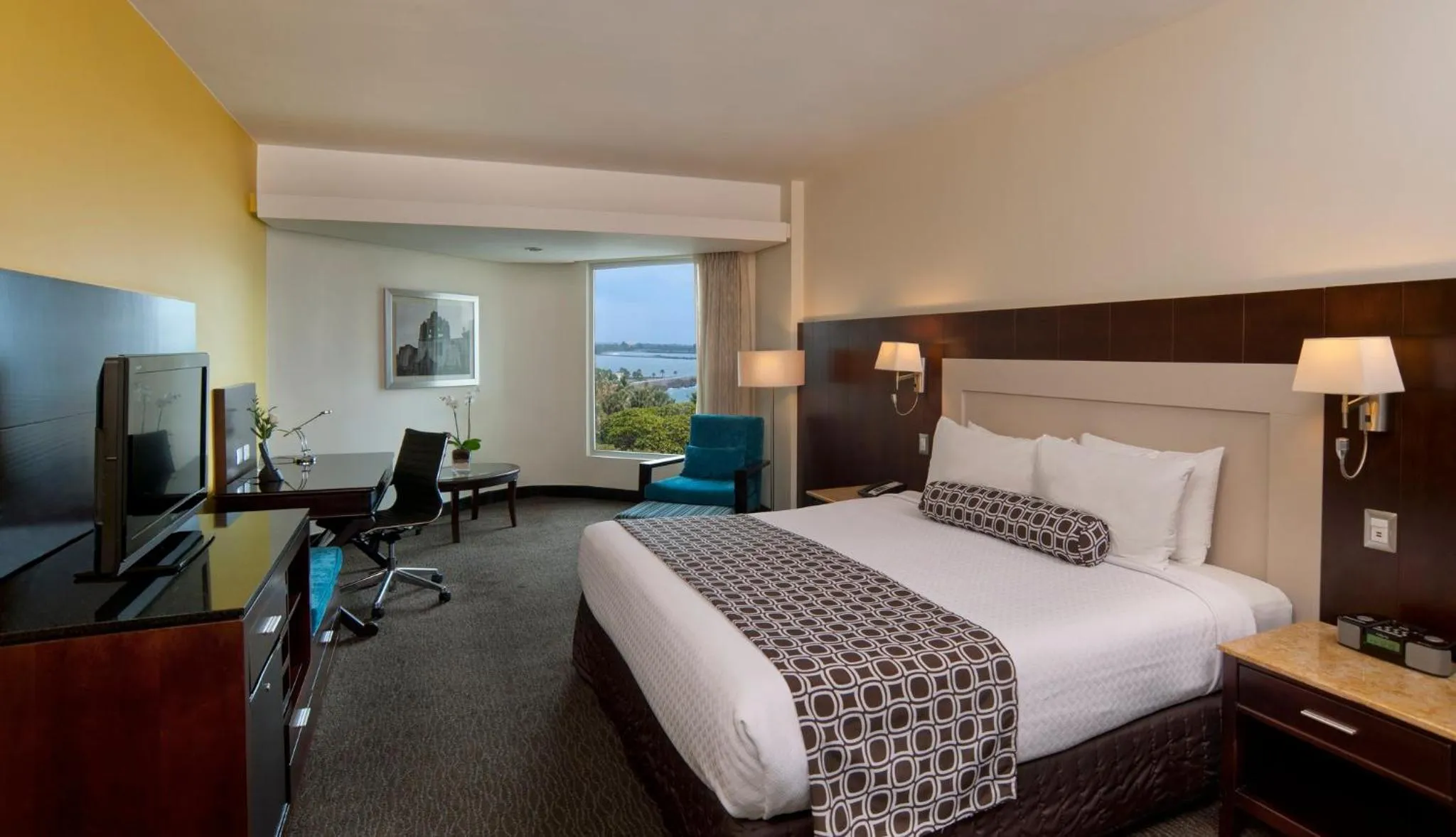 Photo of the whole room, Bed in Crowne Plaza Santo Domingo by IHG