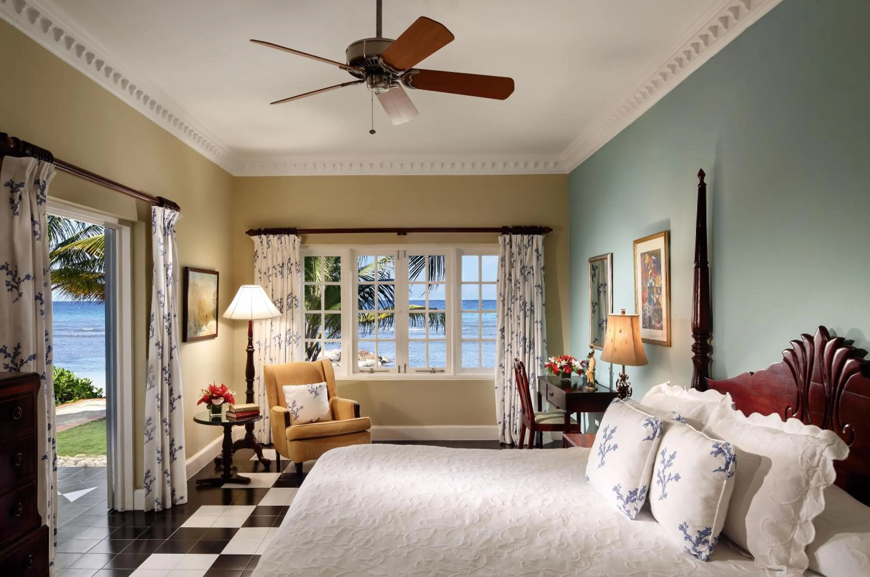 Photo of the whole room, Bed in Half Moon