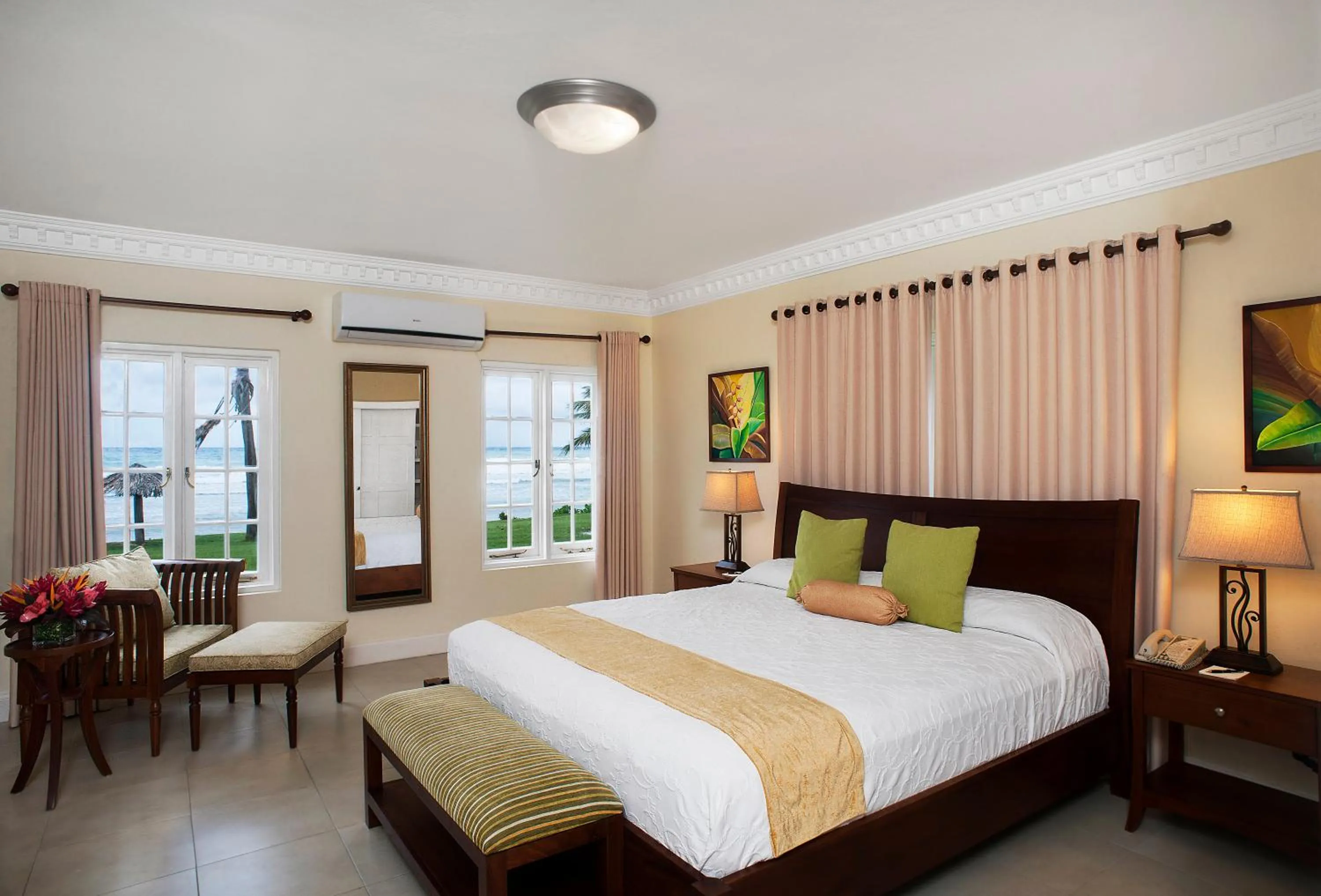 Bedroom, Bed in Half Moon