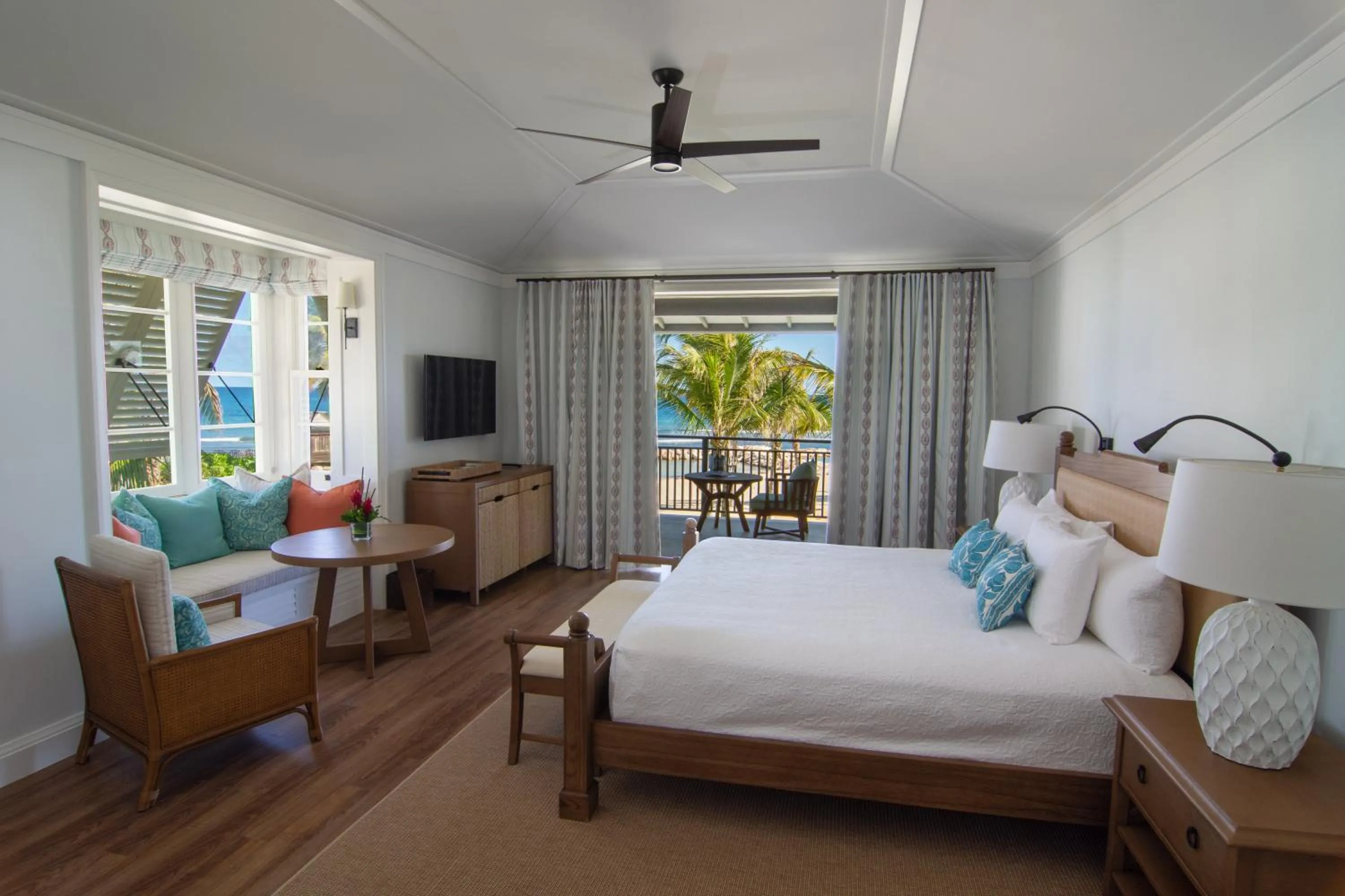 Bedroom, Bed in Half Moon