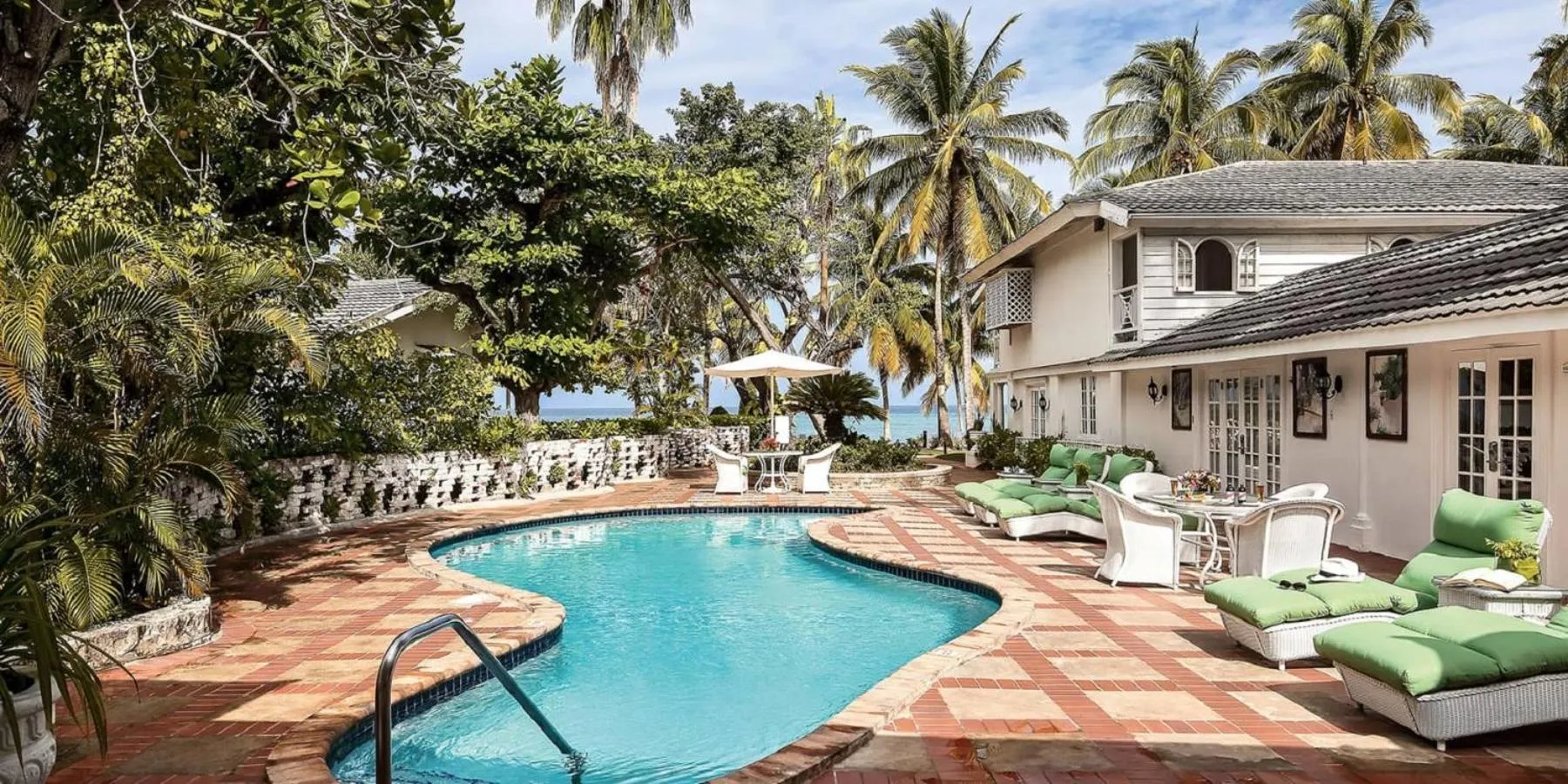 Swimming pool in Half Moon