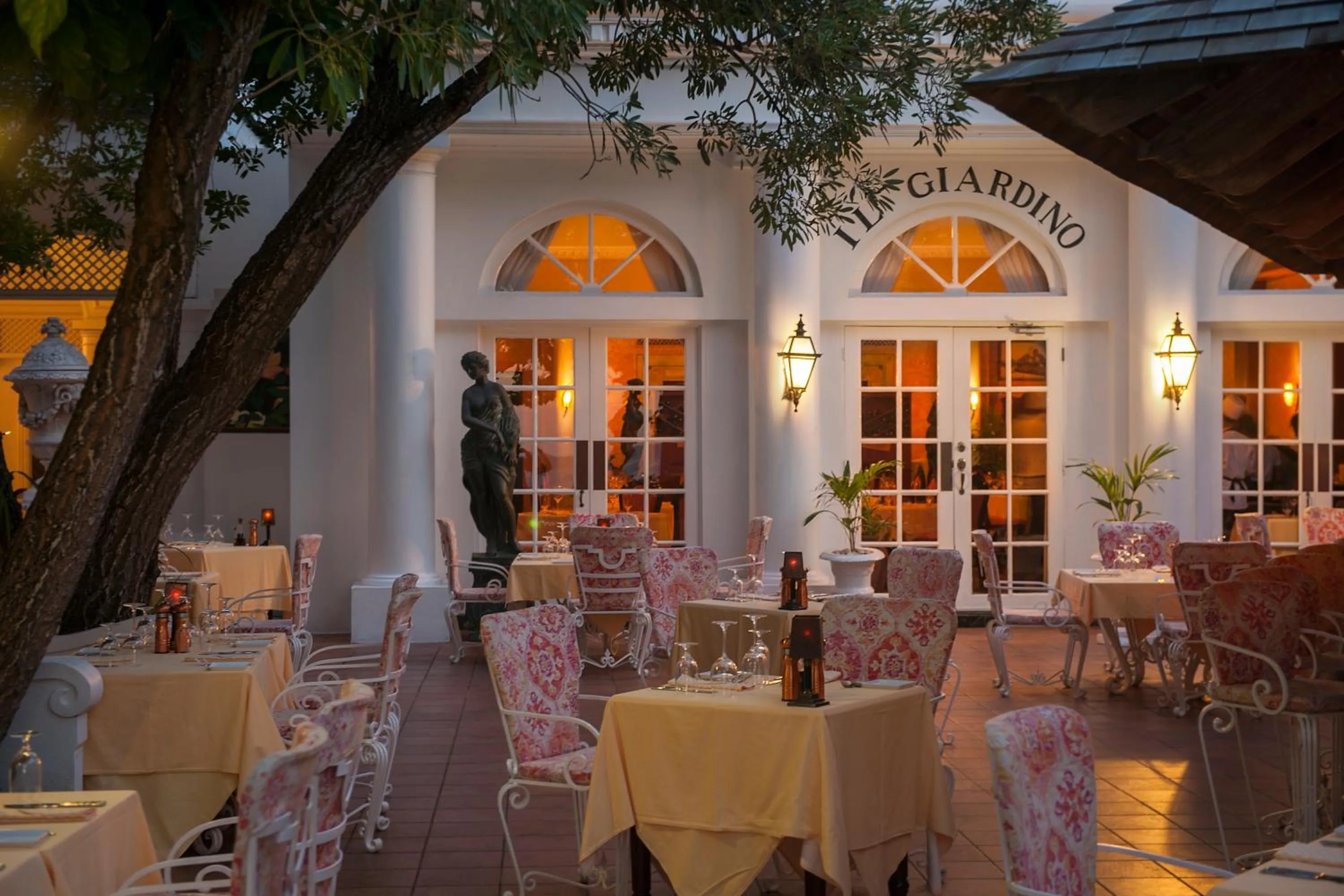 Restaurant/places to eat in Half Moon