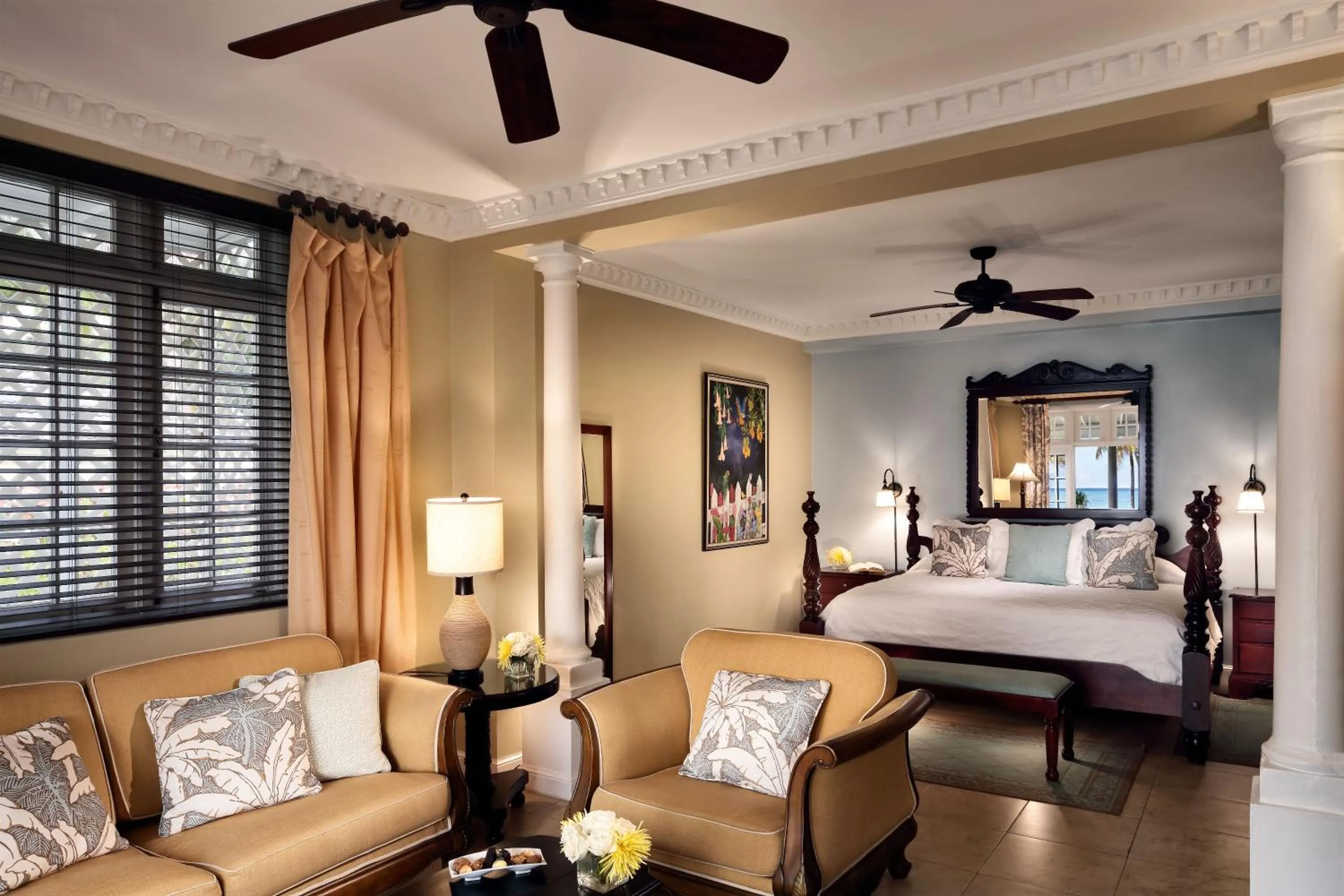 Photo of the whole room, Bed in Half Moon