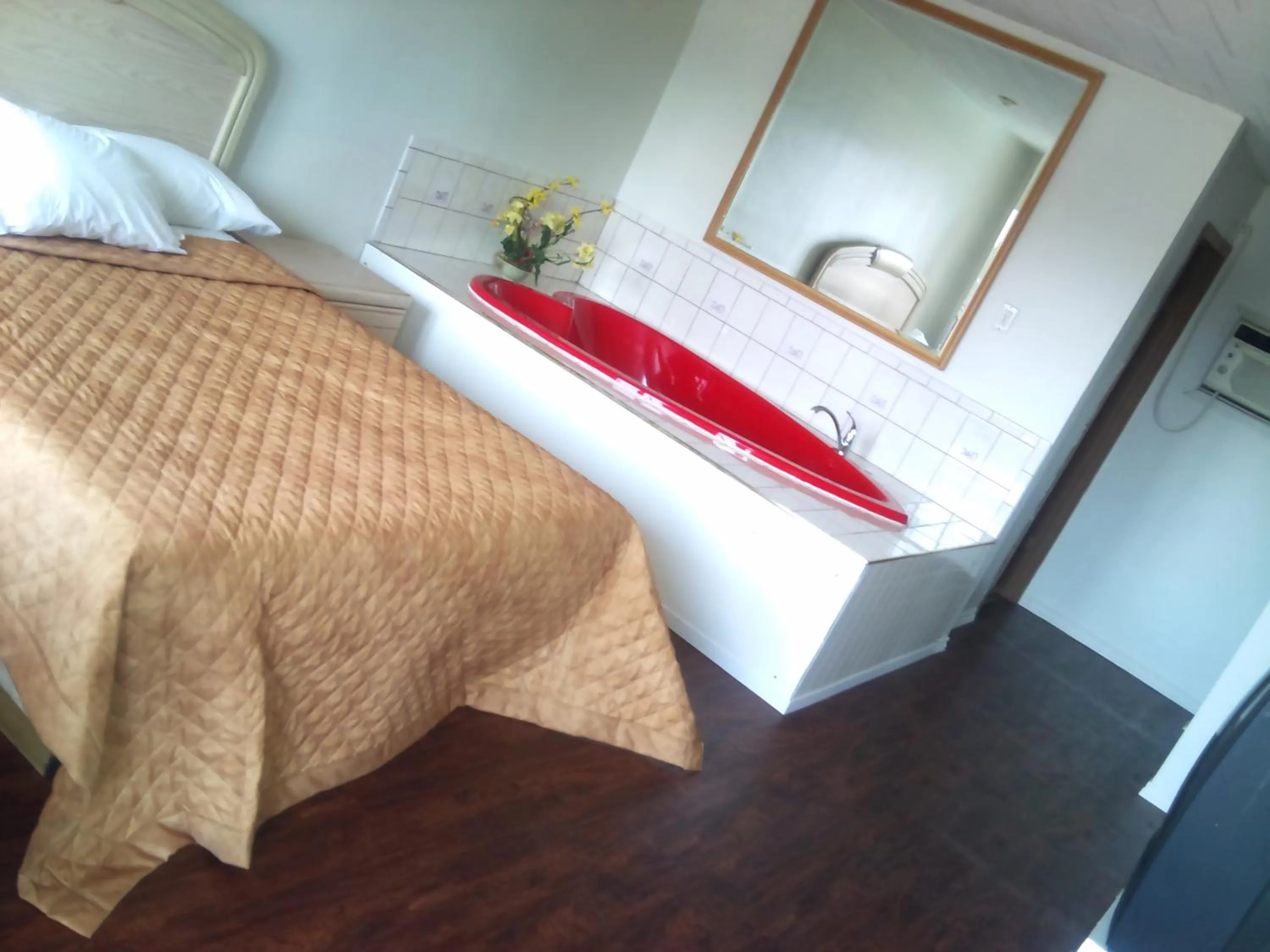 Bedroom, Bed in Rainbow Motor Inn - Fallsview