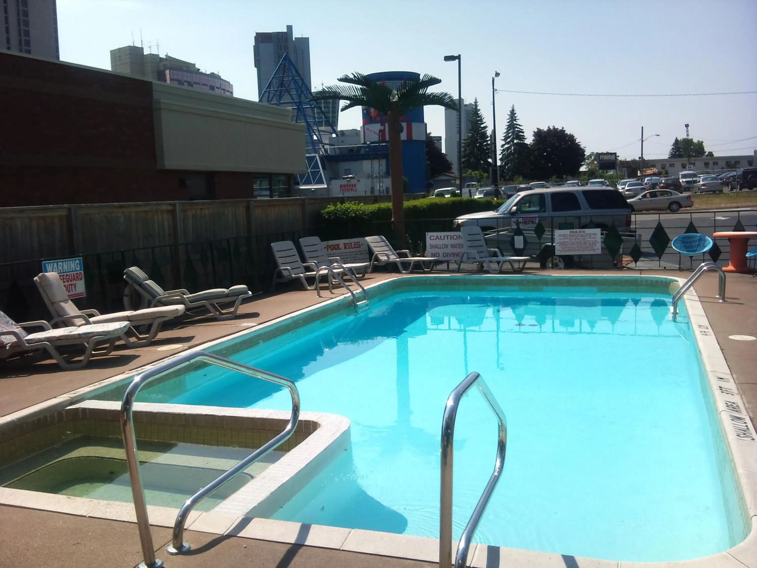 Swimming pool in Rainbow Motor Inn - Fallsview
