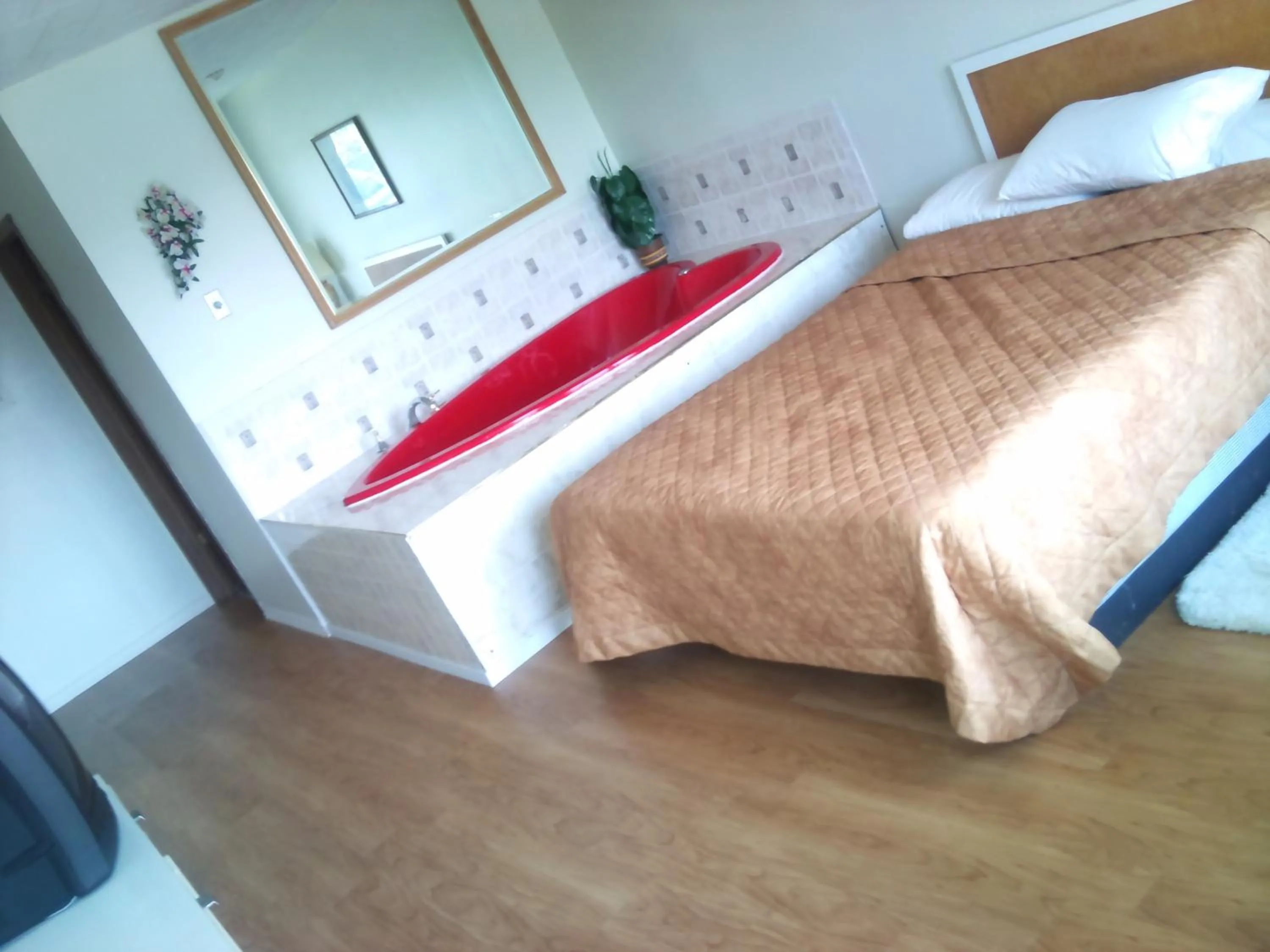 Bedroom, Bed in Rainbow Motor Inn - Fallsview