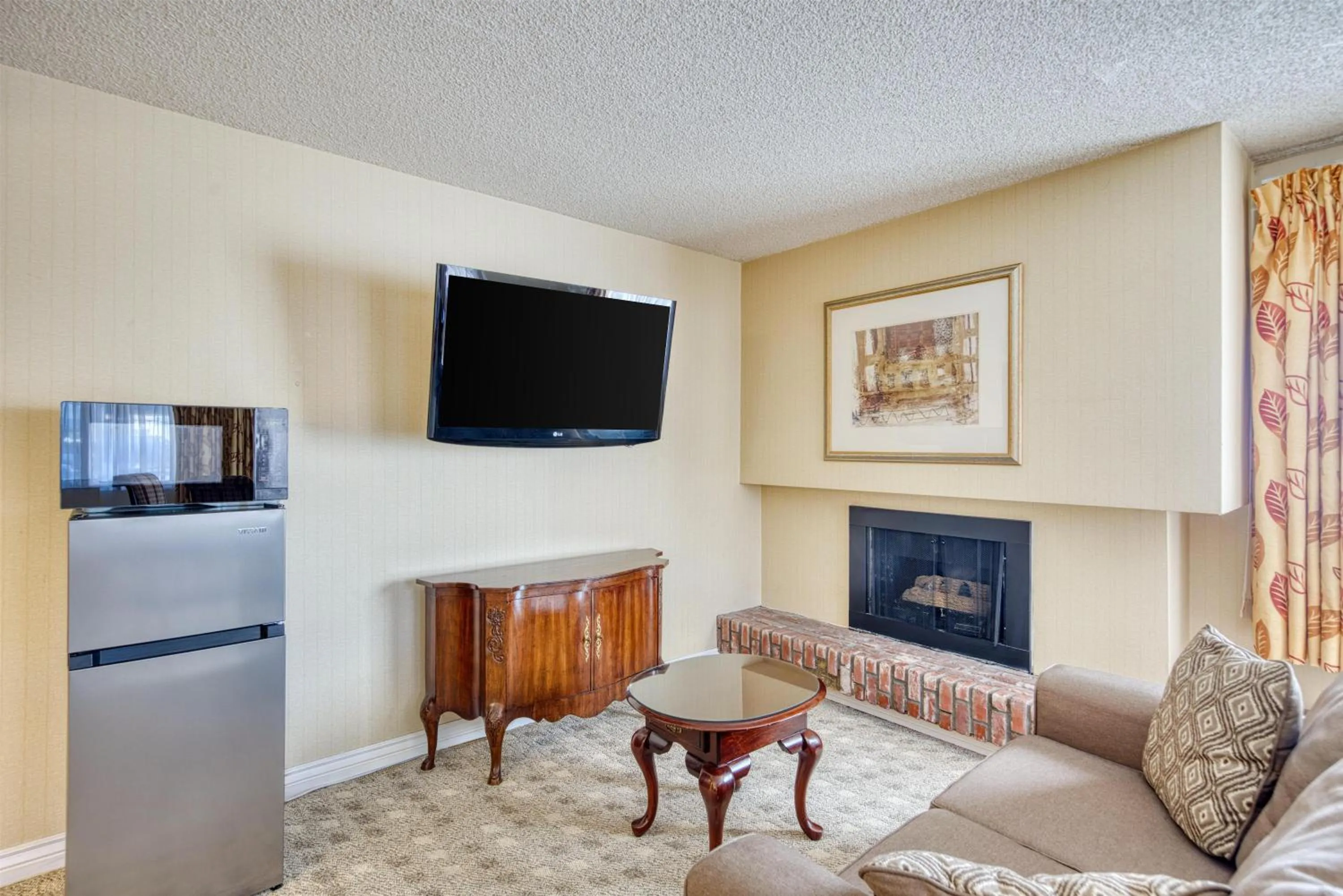 Bedroom in SureStay Plus Hotel by Best Western Reno Airport