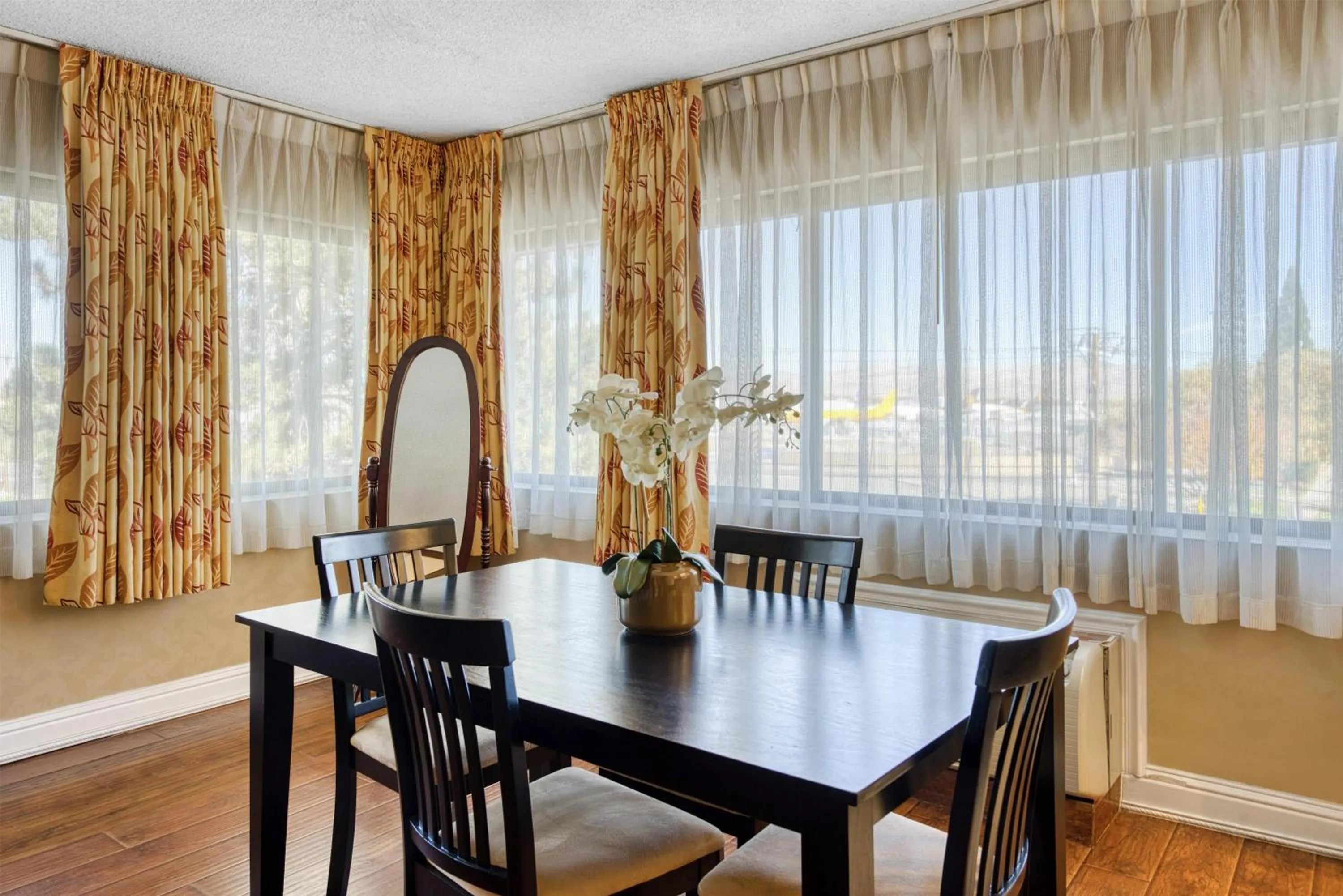 Bedroom in SureStay Plus Hotel by Best Western Reno Airport