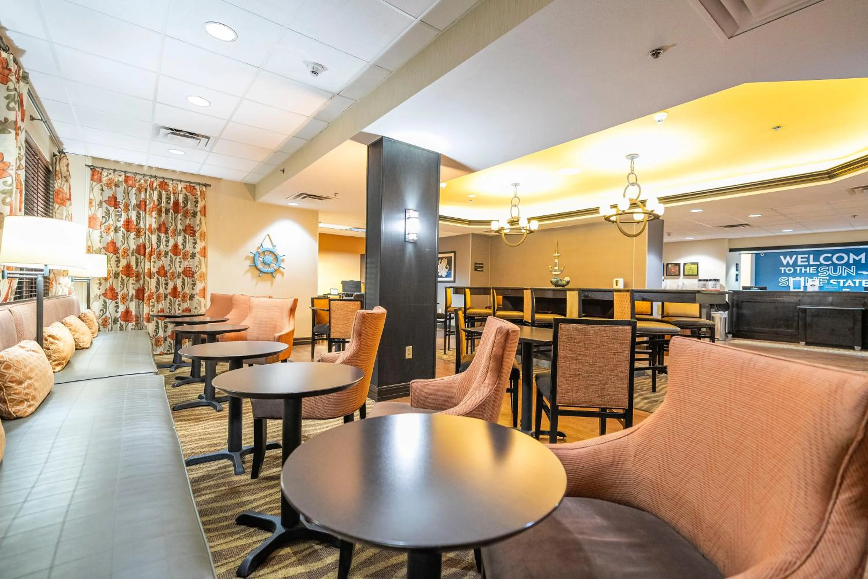 Seating area in Hampton Inn by Hilton Spring Hill